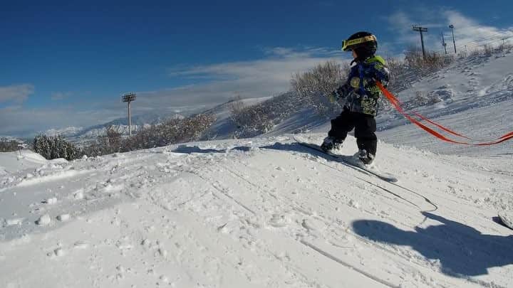 高橋菜摘のインスタグラム：「👶🏂❄️ なぜかジャンプやBOXに果敢に向かっていく息子。 シーズン初滑りとか関係なし！ このあともちろんBOXも入るよ🤣 彼に恐いという言葉はないのか🤨(だけど水は潜れない) ジャンプ出来るようになったらきっともっとハマっちゃうね😂 パパは一稀が小学生位になって一緒に滑るのが楽しみみたい😼 4歳の冬はまだ始まったばかり。 冬が終わる頃どこまで成長するかな〜♥️ _______________ #ikkichallenge」