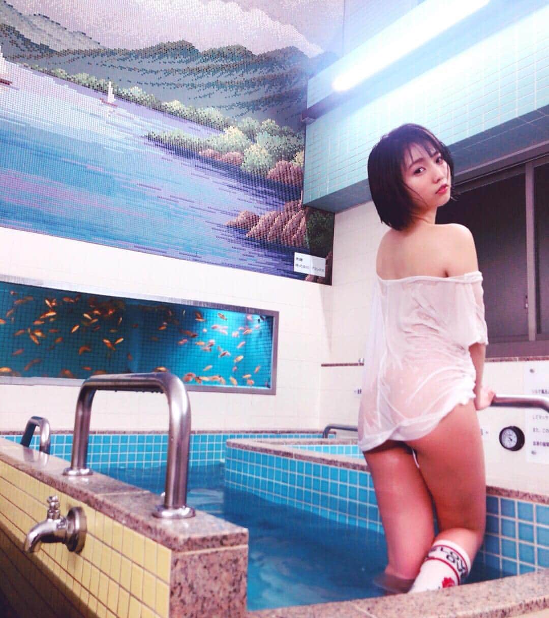 戸田真琴さんのインスタグラム写真 - (戸田真琴Instagram)「#ちんかめ の撮影で銭湯に行きました。 大きな富士山はタイルで出来ていて、浴槽と同じ色のタイルの水槽に金魚がたくさん泳いでいて、すごくいいところでした。近所に欲しい！ 1/25発売の #smart 3月号に掲載されます。みてね♡ #fashion #gravure #銭湯」1月9日 11時43分 - toda_makoto