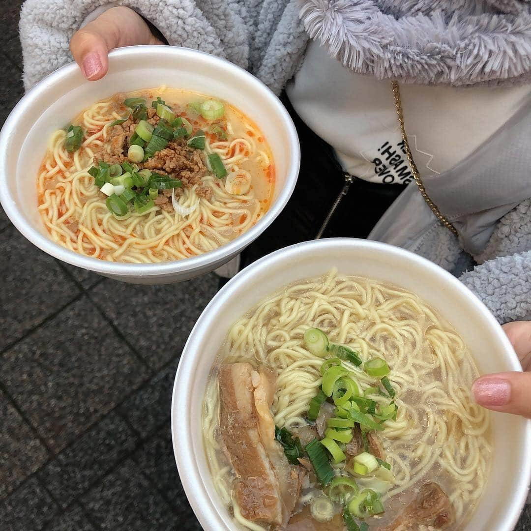 山田菜々さんのインスタグラム写真 - (山田菜々Instagram)「初めての南京町は安くてびっくり😳 ラーメン 小籠包 餃子🥟 お昼は南京町でいろいろ食べましたっ😌❤︎ . #お母さんはチーズドックを求めて😂 #子供たちを置いてチーズドック探しに😡 #お父さんはマイペースすぎて👊 #常にほぼ迷子😂 #みんなで南京町のはずが... #ずっと一緒に居たのはすずちゃんだけ😂 #山田家はいつもカオス⚡️ . #神戸 #南京町 #中華街 #食べ歩き #神戸南京町 #🥟 #🤤」1月9日 13時51分 - tannana.yamada