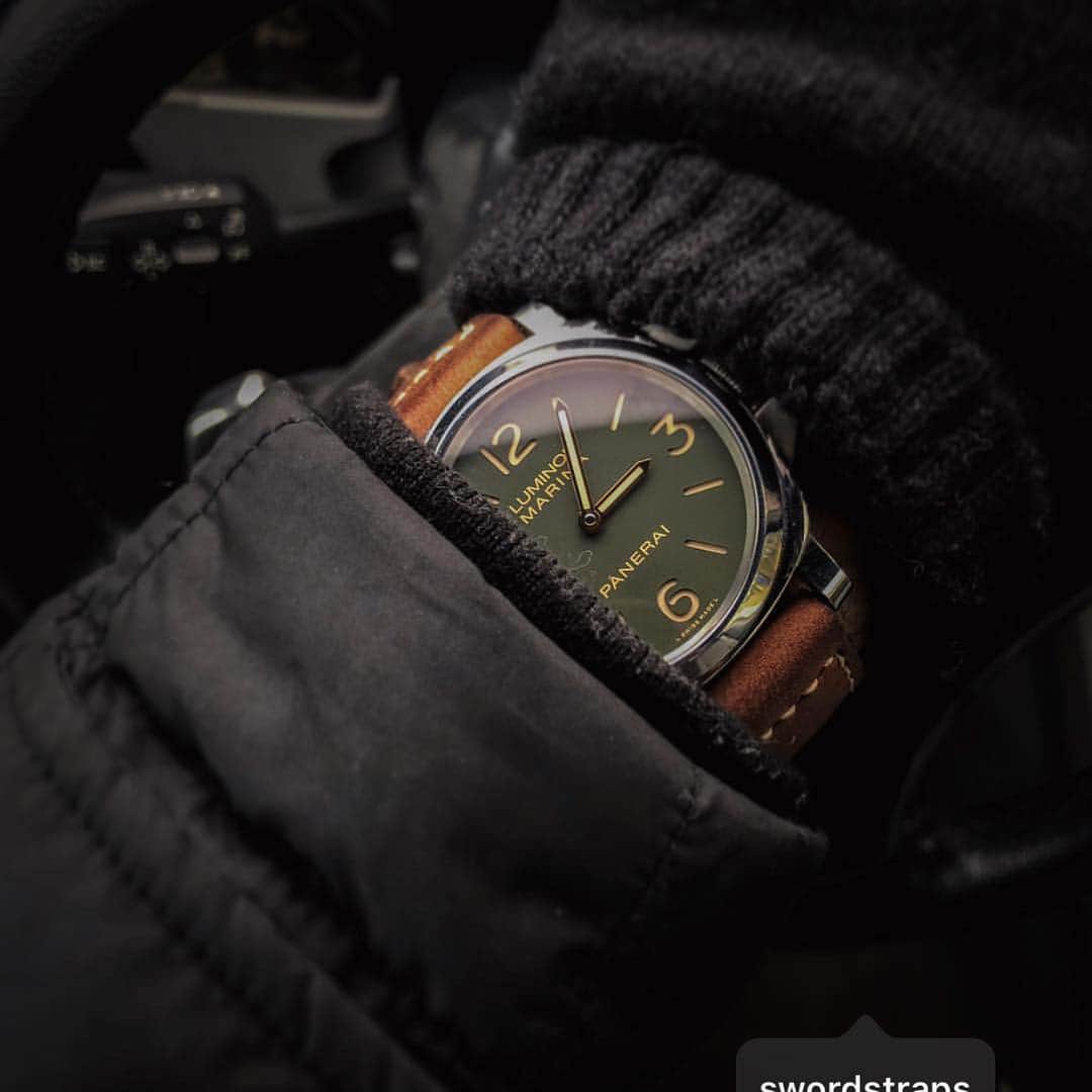 パネライのインスタグラム：「One of the best in a while. The #Panerai #PAM911 poking through to say hello with that green sandwich dial and gold hands. Pic by @sophisticatedrogue #paneraicentral」