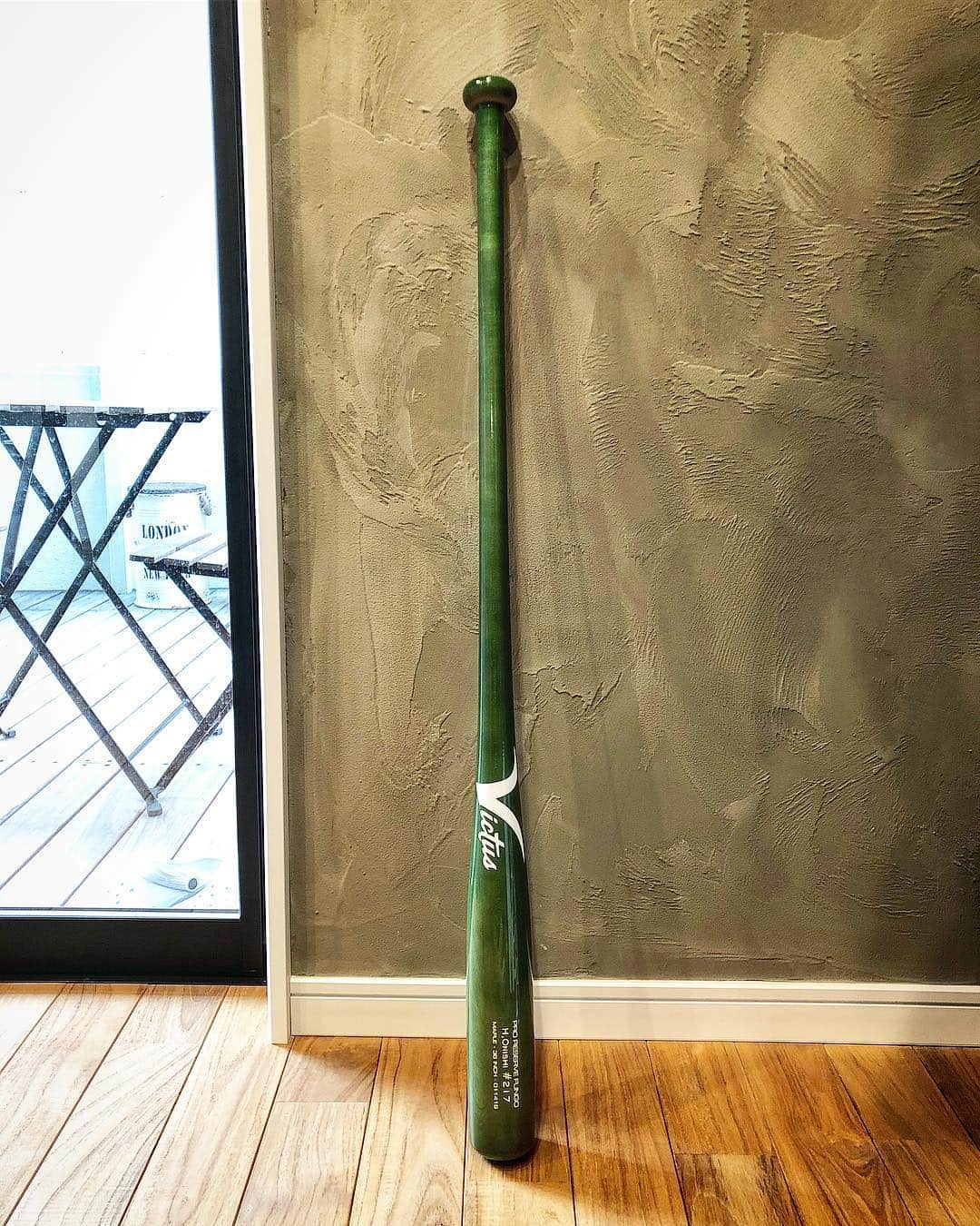 大西宏明のインスタグラム：「人生初のMyノックバット⚾️😁 #人生初  #自分の  #ノックバット  #横浜ベイスターズ の時 #後輩  #内藤雄太 からの #プレゼント 🎁 #victus  #カシマヤ製作所  #有難う  #しかも  #シュライクスカラー  #堺シュライクス  #関西独立リーグ  #つくろう堺市民球団  #焼肉  #笑ぎゅう も #宜しくお願い致します  #smile #ほなっ！！」