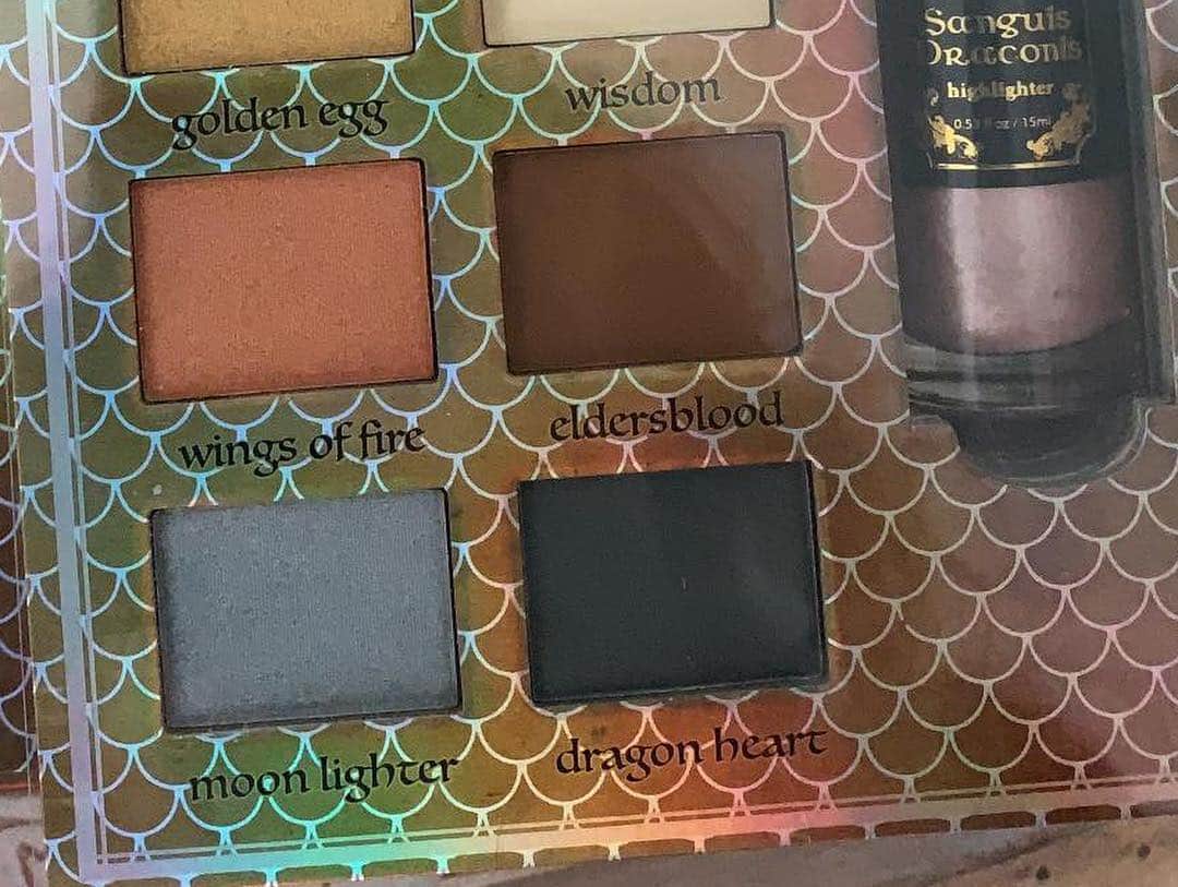Nicole Eevee Davisさんのインスタグラム写真 - (Nicole Eevee DavisInstagram)「Sanguis Draconis 🐉🧙🏻‍♂️ I’ve been wanting this eyeshadow pallet for a while now, I plan on keeping it sealed on my bookshelf for the aesthetic so I’m not certain how the formula is, but it’s still so beautiful I wanted to show it off in appreciation. I personally love earthy tones and a lot of these colors are close to what I use in my normal makeup routine so I might just cave one day and try it out anyways 😏」1月24日 10時42分 - eeveedavis