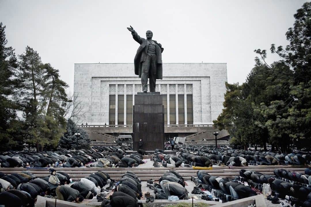 thephotosocietyさんのインスタグラム写真 - (thephotosocietyInstagram)「Photo by @williamodaniels. During Eid al-Adha, several thousand Muslims pray in front of the parliament building and a statue of Lenin. This picture is part of “Faded Tulips”, a project that looks at the remains of the Tulip Revolution in Kyrgyzstan 5 years after it started. It is a trip through a young country at the crossroads of different worlds, born out of the break-up of the Soviet Union 20 years ago. The project was published as a book in 2013. Bishkek, Kyrgyzstan, 2007. #Kyrgyzstan #FadedTulips @thephotosociety @natgeo ///」1月24日 2時00分 - thephotosociety