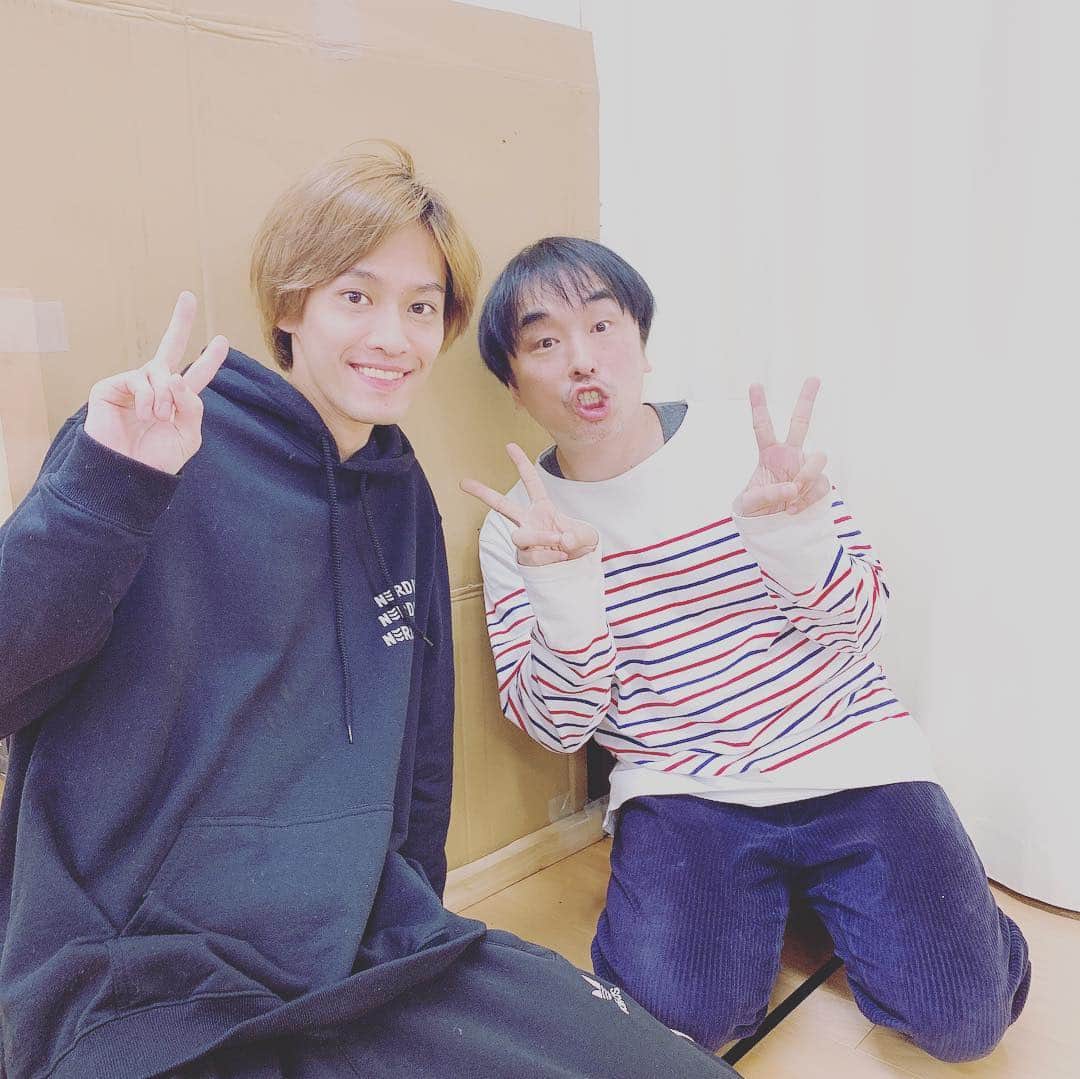 戸谷公人さんのインスタグラム写真 - (戸谷公人Instagram)「今日は今回の朗読劇の演出家でもある朴璐美さんの誕生日でした🎂 いつも可愛がって頂き感謝です✨ 私のダーリン❤️と抱きついて来ました（笑） そして！関智一さんともパシャリ😊 本当に本当に優しい方で 自分の未熟な芝居を受け止めて下さっています🙇‍♂️🙇‍♂️ 本番まで後約一週間！ 素晴らしい先輩達に囲まれて最後までもがきます💪  #ゴディバのチョコあげた #身長差 #鋼錬 #スネ夫 #朴璐美 #関智一 #とても贅沢な #2枚目の写真髪ぴょんってなってる」1月24日 2時29分 - kimito_totani57official
