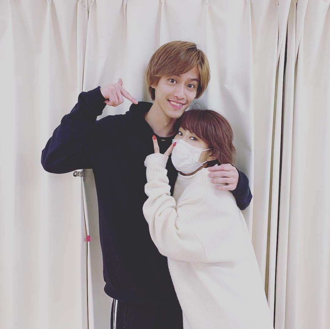 戸谷公人のインスタグラム：「今日は今回の朗読劇の演出家でもある朴璐美さんの誕生日でした🎂 いつも可愛がって頂き感謝です✨ 私のダーリン❤️と抱きついて来ました（笑） そして！関智一さんともパシャリ😊 本当に本当に優しい方で 自分の未熟な芝居を受け止めて下さっています🙇‍♂️🙇‍♂️ 本番まで後約一週間！ 素晴らしい先輩達に囲まれて最後までもがきます💪  #ゴディバのチョコあげた #身長差 #鋼錬 #スネ夫 #朴璐美 #関智一 #とても贅沢な #2枚目の写真髪ぴょんってなってる」