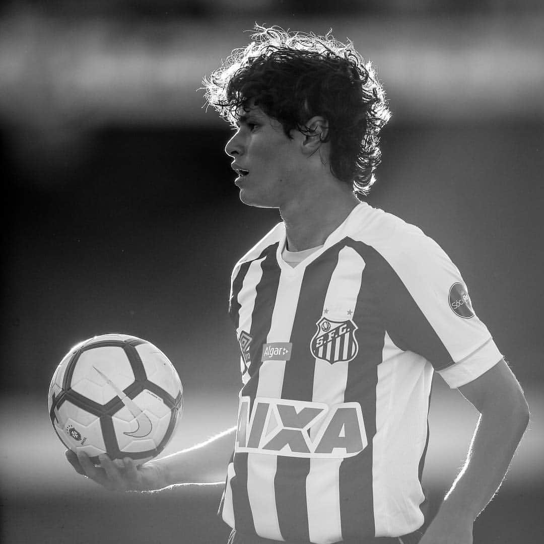 ドドのインスタグラム：「Obrigado @santosfc . Obrigado nação Santista por esse ano maravilhoso juntos. Foi um sonho, e uma honra vestir esse manto. Nossos caminhos se separam, mas o meu carinho e respeito por vocês permanece. Desejo um grande 2019 para o clube e para os meus ex-companheiros, que merecem e precisam do apoio de vocês. Um abraço, Dodô.」
