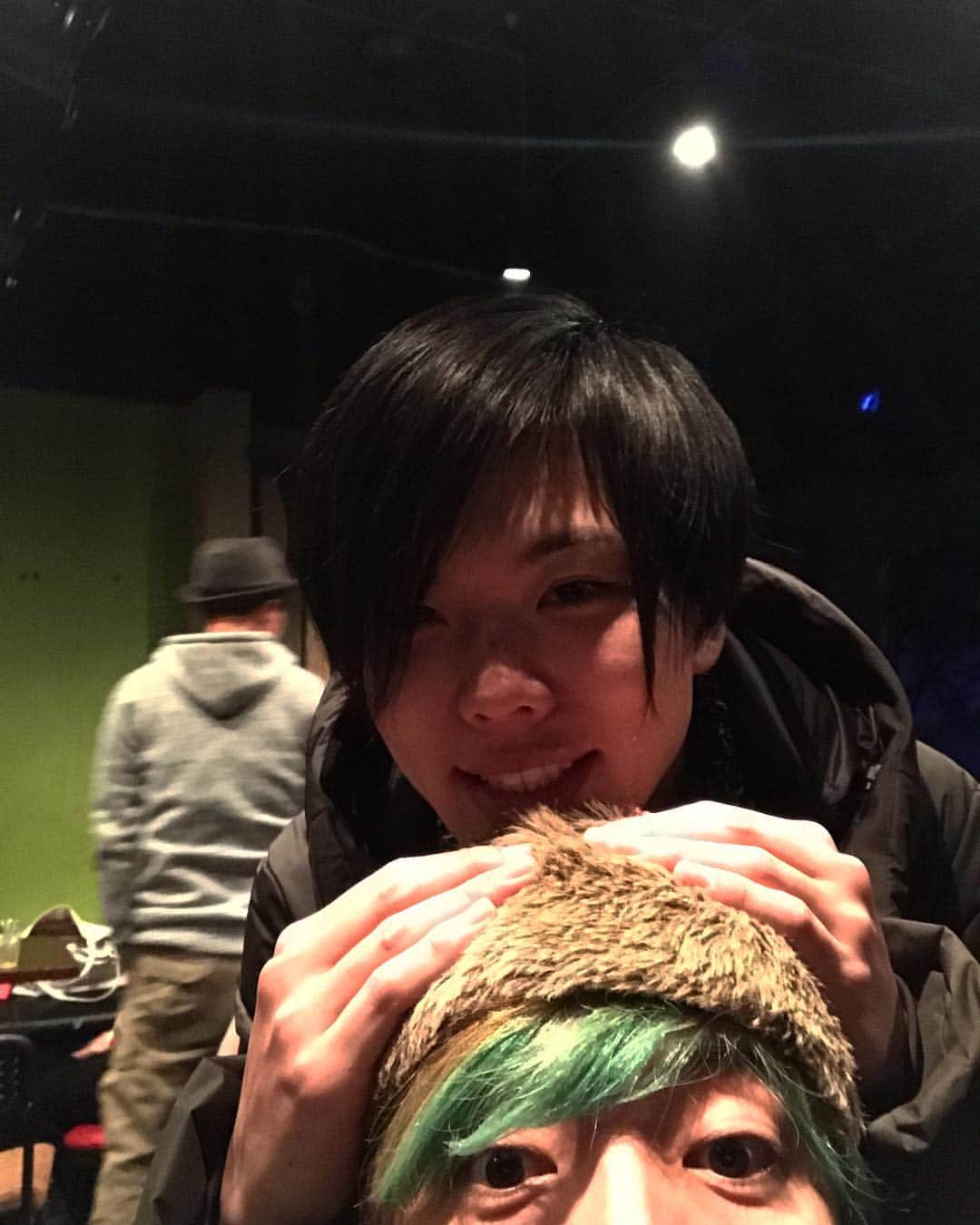 ヨシミナオヤのインスタグラム：「ベーシスト新年会楽しかったー。plot亀ちゃんがイチャコラしてきた。 #お互いに酔っ払い」