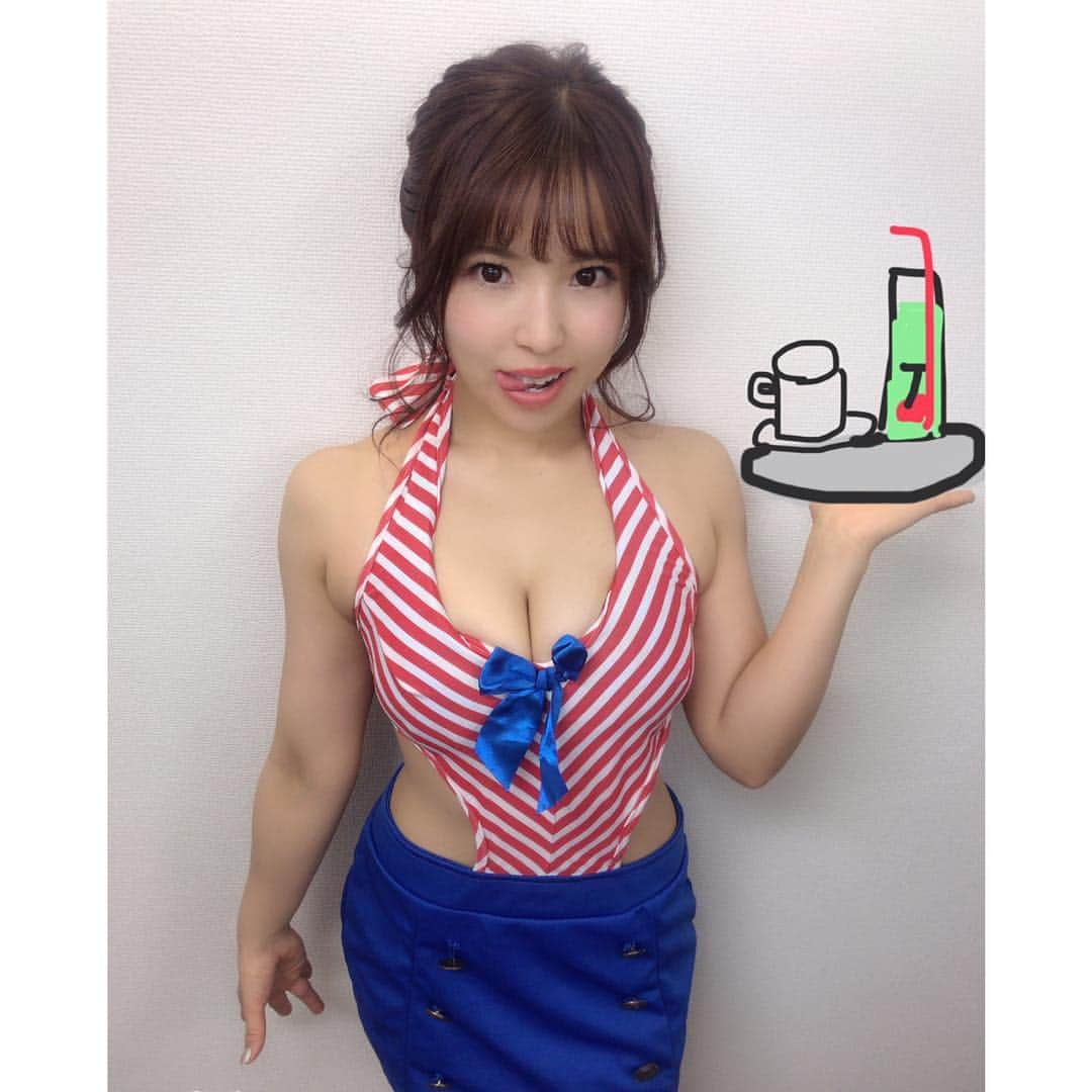 白川未奈さんのインスタグラム写真 - (白川未奈Instagram)「Waitress..?🇺🇸🌭🍕 多分だけど、ウェイトレス🥺 ・ ・ #運んでるのは #メロンソーダ と #カフェラテ #この後お客様に #飲み物こぼす #長いグラス嫌い #あとワイングラス #すぐ倒れるじゃん #バイト時代の私 #よくやりがち #よく怒られがち #楽しかったなぁ #cosplay #gravure #gravureidol #japanese #waitress #me #コスプレ #しましま」1月10日 1時18分 - mina_shirakawa