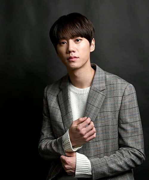 ジュンさんのインスタグラム写真 - (ジュンInstagram)「•190109 | Jun Interview with mydaily . UKISS Jun (Lee Jun Young) is working hard like a cow. He debuted as an actor through Avengers Social Club and got a good response from it, following on, he then received a lot of love from weekend drama viewer through ‘Goodbye to Goodbye.’ His hard work paid off. He got awarded as the rookie male actor at 2018 MBC Drama Awards, an award that you only get once in your lifetime, strengthening his position as an actor. “At the day of the award show, I was so nervous. My head becomes blank, therefore, I cannot say my speech properly. I’m thankful to everyone. I’m thankful that I got an acknowledgment in the field that isn’t my main field. I never thought that I received this award because I’m good at it. It’s all because of the seniors, PD, all the staffs, and UKISS members who always supporting me.” It must be a lot of burden acting with a lot of big names, such as Chae Si Ra, Lee Sung Jae, Jung Woong In, Jung Hye Young, etc. on ‘Goodbye to Goodbye.’' “There are a lot of scenes where I have to act with Chae Si Ra, Jung Woong In, and Lee Sung Jae. It was really fun, especially on Jeju Island. It’s because after filming, I went to eat something delicious with Jung Woong In. Chae Si Ra gave me detailed advice about the dialogue and a lot of things, it all really helps me a lot. I became really close with Jo Bo Ah as well. Because there are a lot of scenes where we have to act together, we take each other jokes really well, she also takes good care of me. I’m blessed.” In the drama, between Jun and Jo Bo Ah relationship, they have an unwanted child. The act of Jun denying it shows a mean character. Jun expressed, “I don’t have a similarity with him (Han Min Soo). At first, I wonder if I could pull off his character well.” “I went to buy groceries at a mart, then suddenly a middle-aged woman slapped my back and said‘This is the bastard who make Jo Bo Ah pregnant.’. . ×Follow @JunUKISS for more . | #jun #junyoung #leejunyoung #kevin #kevinwoo #kiseop #elikim  #shinsoohyun #hoon #ukiss #unb #iraniankissme #Kpop #kpopboys  #maknae #Kdrama #준 #유키스 #UNB #유앤비 | @ukiss_jun97」1月10日 1時38分 - junukiss