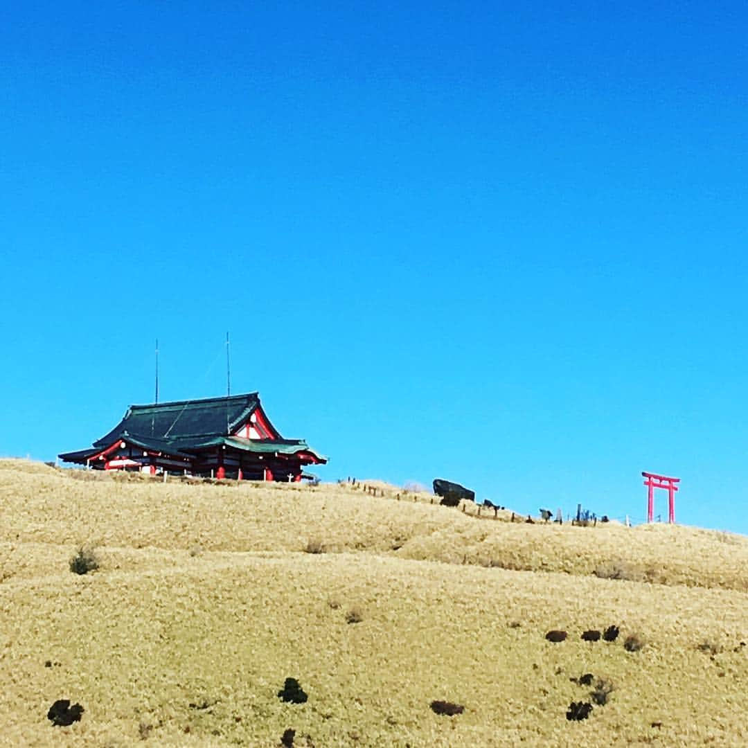 長谷部瞳さんのインスタグラム写真 - (長谷部瞳Instagram)「・ 昨年の初詣が箱根神社と九頭龍神社で。 おかげさまで沢山の運とご縁をいただけました。  今日は昨年の感謝と今年の決意を伝えに。 お力添えをお願いします。 ・ #箱根神社元宮 #九頭龍神社 #神聖な場所 #富士山 #雲ひとつ無い青空 #決意表明 #いい一年にするぞ」1月9日 17時00分 - hasebe_hitomi