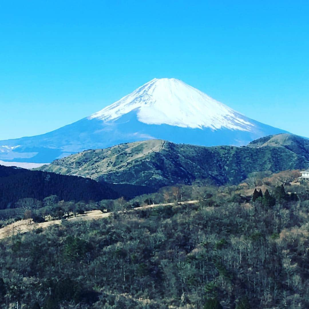 長谷部瞳さんのインスタグラム写真 - (長谷部瞳Instagram)「・ 昨年の初詣が箱根神社と九頭龍神社で。 おかげさまで沢山の運とご縁をいただけました。  今日は昨年の感謝と今年の決意を伝えに。 お力添えをお願いします。 ・ #箱根神社元宮 #九頭龍神社 #神聖な場所 #富士山 #雲ひとつ無い青空 #決意表明 #いい一年にするぞ」1月9日 17時00分 - hasebe_hitomi