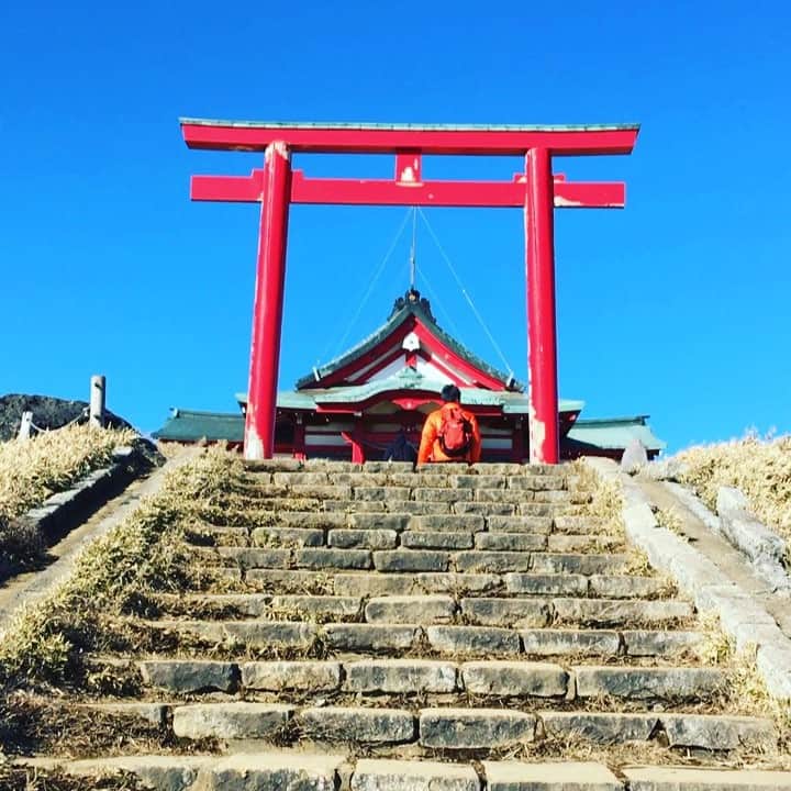 長谷部瞳のインスタグラム：「・ 昨年の初詣が箱根神社と九頭龍神社で。 おかげさまで沢山の運とご縁をいただけました。  今日は昨年の感謝と今年の決意を伝えに。 お力添えをお願いします。 ・ #箱根神社元宮 #九頭龍神社 #神聖な場所 #富士山 #雲ひとつ無い青空 #決意表明 #いい一年にするぞ」