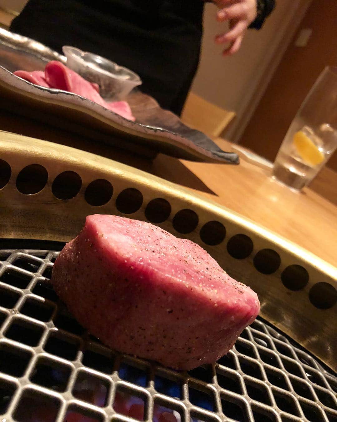 濱野りれさんのインスタグラム写真 - (濱野りれInstagram)「'Yoroniku' #Reservation ➡︎ Around 3 month #Taste ➡︎ A＋ My roaster prepare special meats for Today🤣❤️ I realize that how different is that who is gonna be a roaster!! Thank you for amazing dishes! . 今回は特別お肉のコースでした！ いつものコースと違いすぎてroasterの気合いを感じました...😂💗 @shibuya3hours でも紹介させてもらったけどやっぱりここ大好きだー！🥰💗 次も今日のお肉が食べたいです！笑 . . #rirelog#yoroniku #yakiniku#wagyu#wagyubeef#kobebeef#tokyoeats#toptokyorestaurants#roppongi#omotesando#minamiaoyama #tokyogourmet  #よろにく#予約困難#食べログ高評価#食べログ4#焼肉#和牛#青山グルメ#六本木グルメ#表参道グルメ#東京グルメ」1月9日 17時15分 - riregram