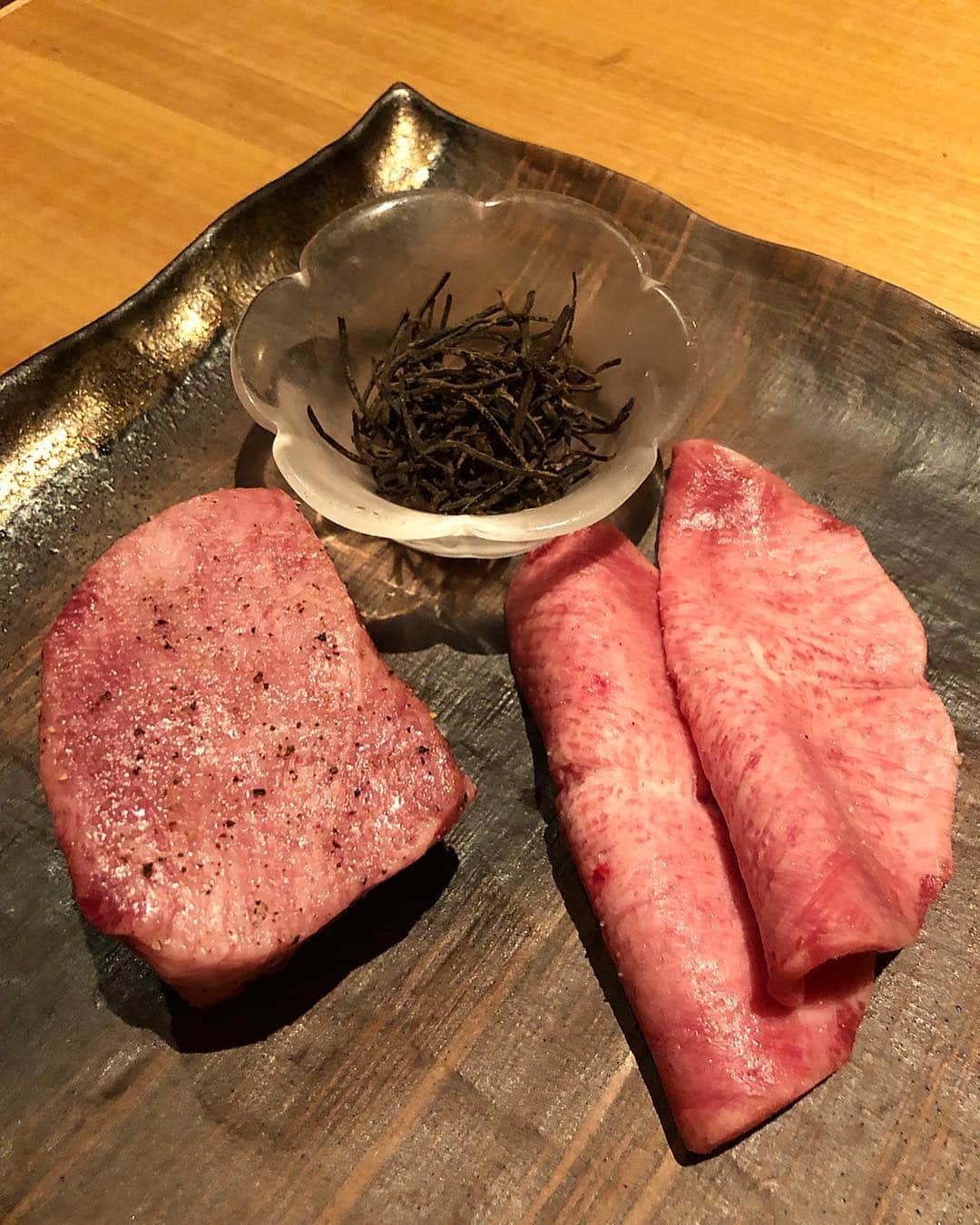 濱野りれさんのインスタグラム写真 - (濱野りれInstagram)「'Yoroniku' #Reservation ➡︎ Around 3 month #Taste ➡︎ A＋ My roaster prepare special meats for Today🤣❤️ I realize that how different is that who is gonna be a roaster!! Thank you for amazing dishes! . 今回は特別お肉のコースでした！ いつものコースと違いすぎてroasterの気合いを感じました...😂💗 @shibuya3hours でも紹介させてもらったけどやっぱりここ大好きだー！🥰💗 次も今日のお肉が食べたいです！笑 . . #rirelog#yoroniku #yakiniku#wagyu#wagyubeef#kobebeef#tokyoeats#toptokyorestaurants#roppongi#omotesando#minamiaoyama #tokyogourmet  #よろにく#予約困難#食べログ高評価#食べログ4#焼肉#和牛#青山グルメ#六本木グルメ#表参道グルメ#東京グルメ」1月9日 17時15分 - riregram