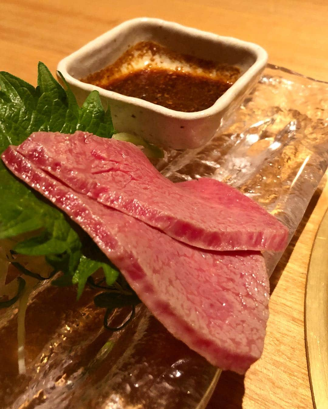 濱野りれさんのインスタグラム写真 - (濱野りれInstagram)「'Yoroniku' #Reservation ➡︎ Around 3 month #Taste ➡︎ A＋ My roaster prepare special meats for Today🤣❤️ I realize that how different is that who is gonna be a roaster!! Thank you for amazing dishes! . 今回は特別お肉のコースでした！ いつものコースと違いすぎてroasterの気合いを感じました...😂💗 @shibuya3hours でも紹介させてもらったけどやっぱりここ大好きだー！🥰💗 次も今日のお肉が食べたいです！笑 . . #rirelog#yoroniku #yakiniku#wagyu#wagyubeef#kobebeef#tokyoeats#toptokyorestaurants#roppongi#omotesando#minamiaoyama #tokyogourmet  #よろにく#予約困難#食べログ高評価#食べログ4#焼肉#和牛#青山グルメ#六本木グルメ#表参道グルメ#東京グルメ」1月9日 17時15分 - riregram