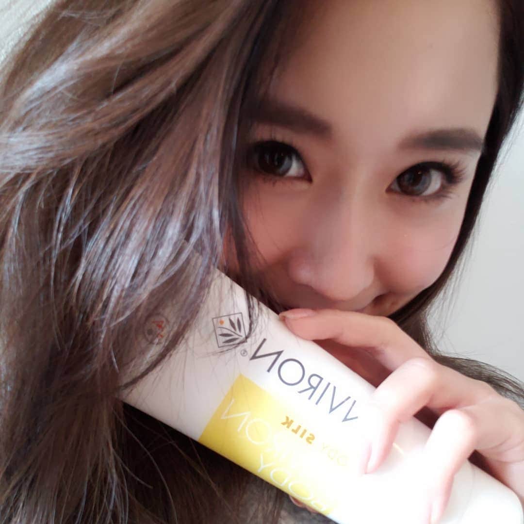 向山志穂のインスタグラム：「去年から愛用しているエンビロンのボディクリーム💓  脱毛でお世話になっている共立美容外科さんで知ってから乾燥の時期はこれを使っています✌ 伸びも良くて保湿力がめちゃくちゃ高いのがお気に入りです💗 夜塗って朝はもっちり肌に😍  最近の乾燥対策情報でした😊」