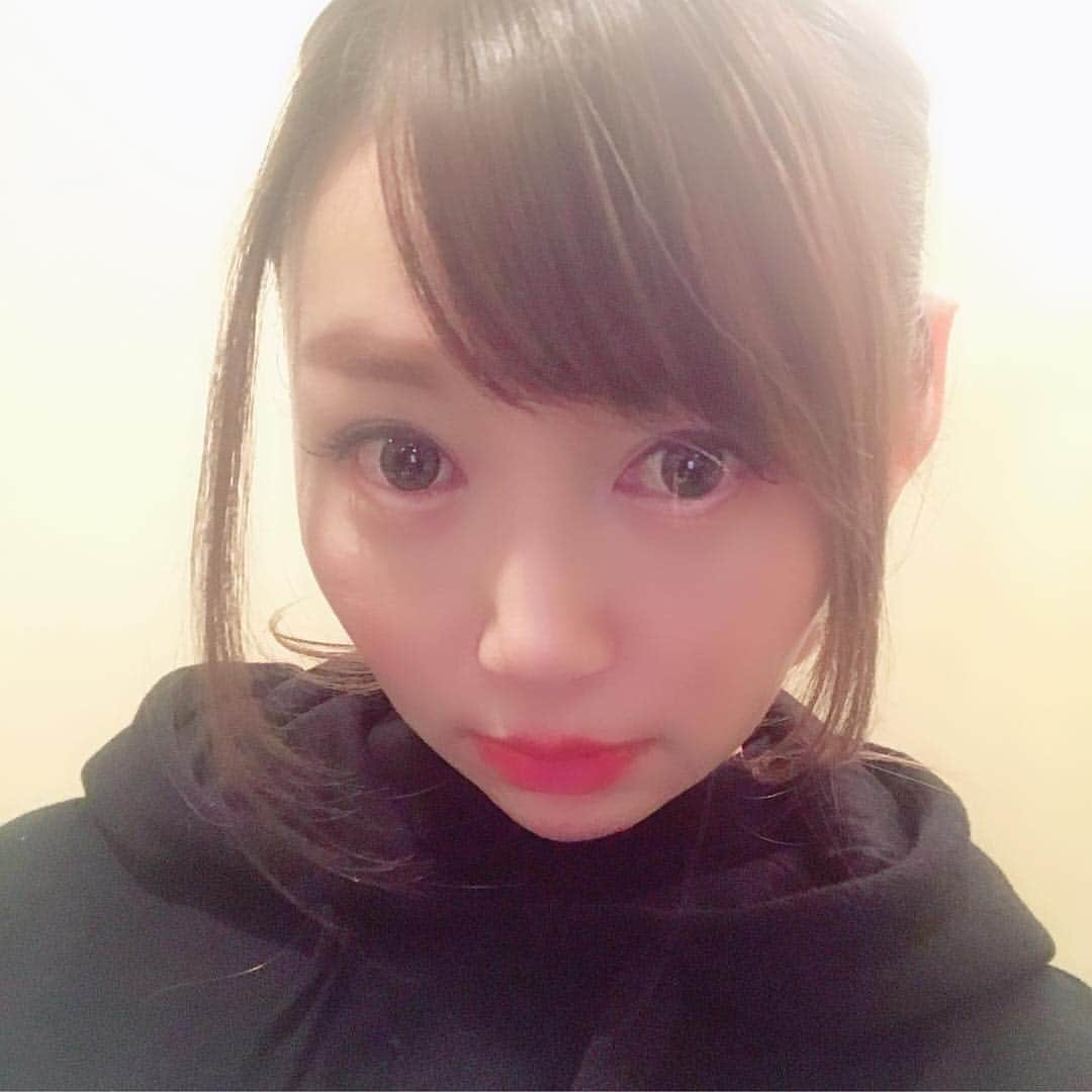 開高明日香さんのインスタグラム写真 - (開高明日香Instagram)「フーディーが好き❤️ でも、昔からフーディー着ると首がなくなる。 そして、このフーディーがまたやたら、顔が埋もれて似合わない。 そう、わたし首が短いのです😑 似合わないくせに、何故かやたら好きなのです🙄 #だからテレビはなるべく #Vネック 🤫 #男性が着るフーディーもやたら好き❤️ #いや女の子が着ててもキュンとくる❤️ #フーディー #パーカー」1月9日 17時41分 - asukakaiko