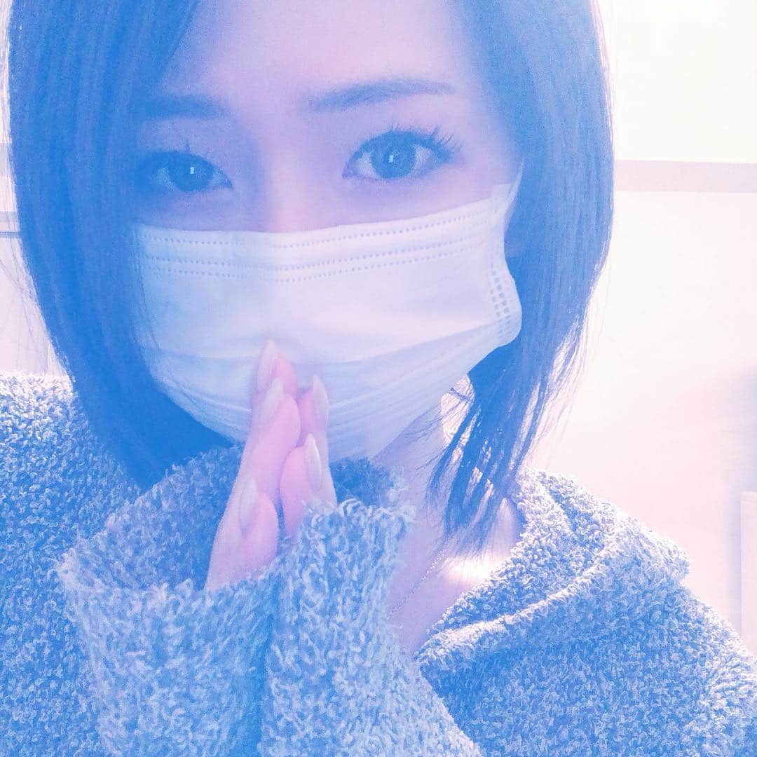 佐山愛のインスタグラム：「❤︎ ・ 扁桃腺炎ぶり返したぽ…😭😵😷 ・ 気合いでレッド出勤しちゃおう思ったけど、 万が一これインフルエンザだった場合 お客様にもお店の皆にも 迷惑かけちゃうから、 本日、レッドドラゴンお休みです🙏💦 ・ ・ 午前中は調子良かったのに、 お昼寝して起きたらぐったりんこ… ・ また明日病院行かなきゃだ😭」