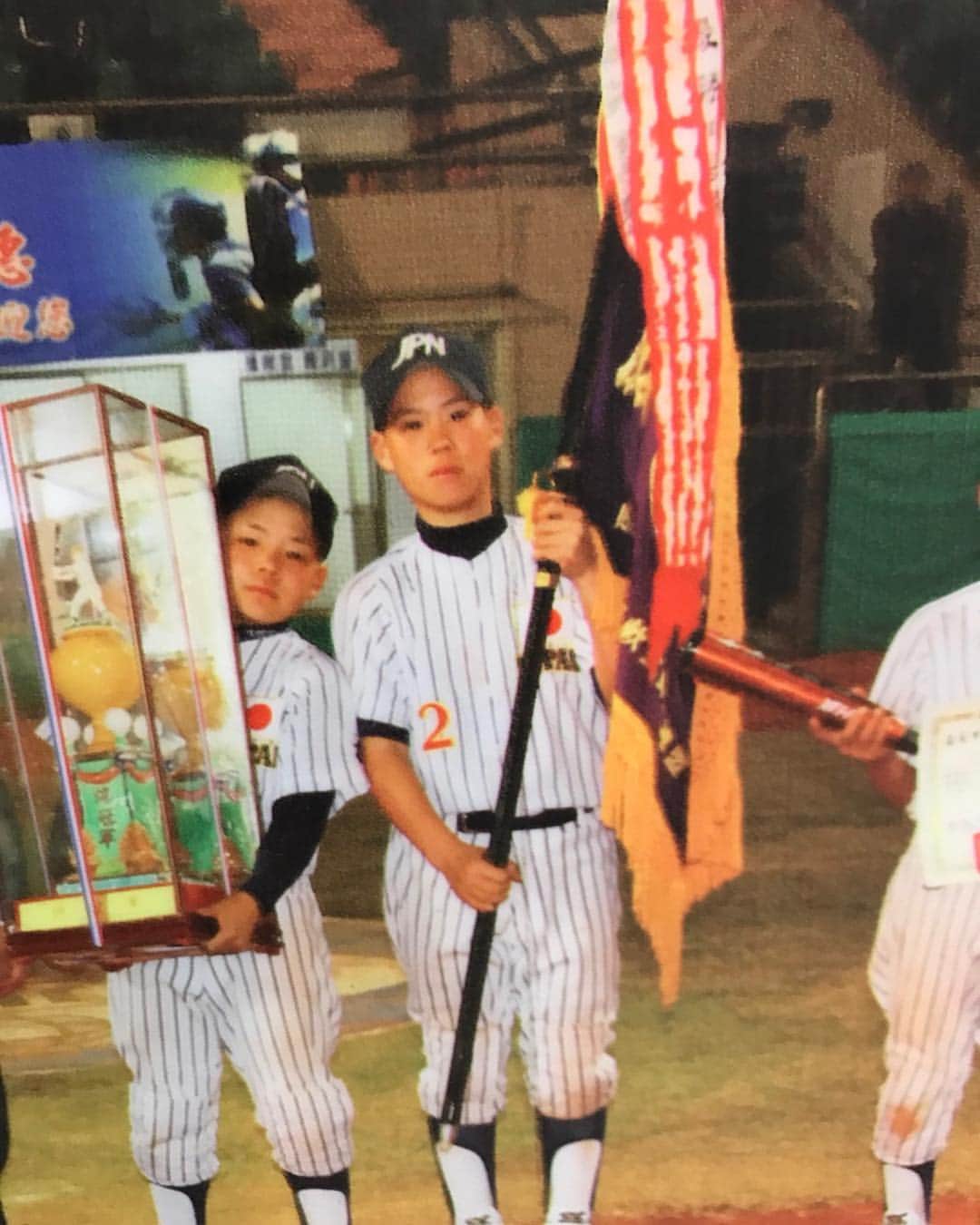 石原彪のインスタグラム：「懐かしの写真が出てきた‼️ 小学校6年生‼️ #台湾 #京都隊 #懐かしい #チビ #トロフィー #でかすぎる #身長変わらん」