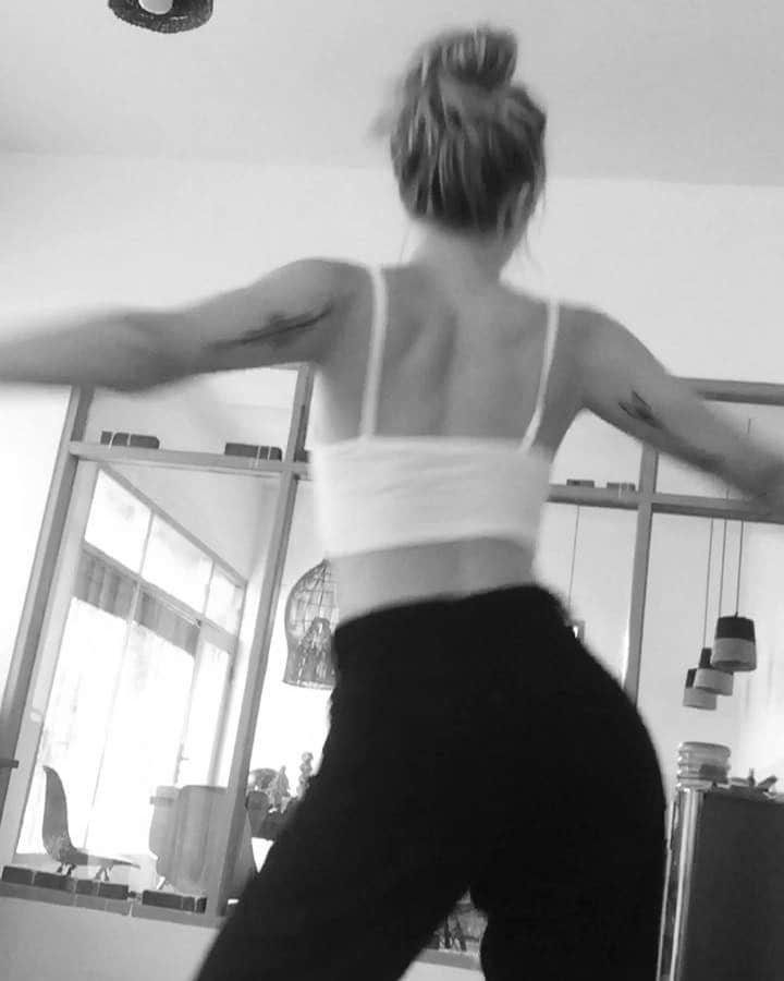 のインスタグラム：「Ok who’s been missing #daraisaweirdo? Meee! Rolling around my new space filling it with bouncy sparkle energy. Yup yup.🤪😆🙌🏼」