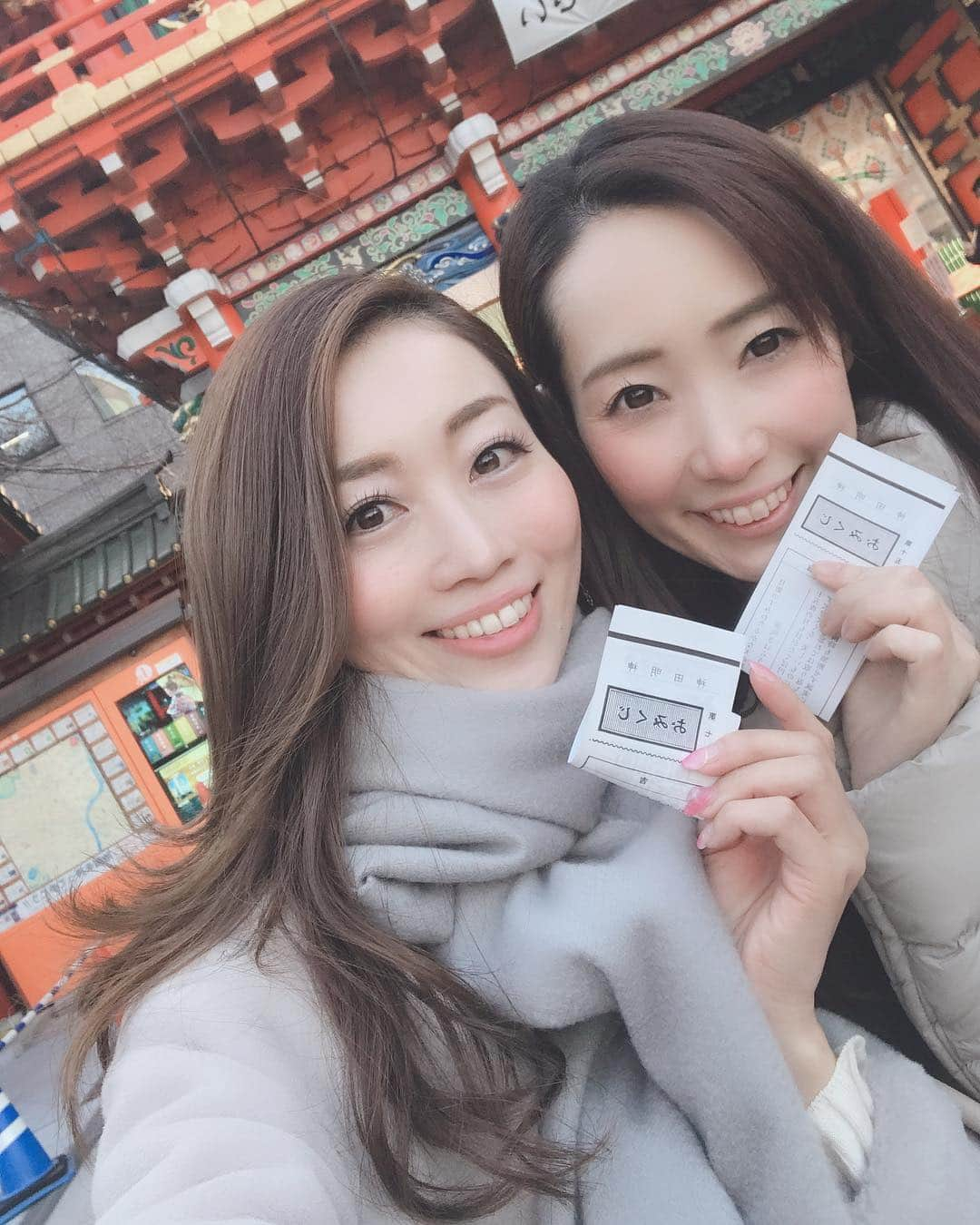 大寺かおりさんのインスタグラム写真 - (大寺かおりInstagram)「ちーちゃんと初詣へ⛩ どこへ行くか一つに絞れず 近くの神社を巡りました。 . アナウンサーの同期で スポーツのお仕事もしているので、 仕事の真面目な話から プライベートのあんなことやこんなことまで なんでも話せる とっても大切なお友達☺️ . 初詣日和と言ってもいいくらい お天気がとーって良くて 清々しい気分になりました☀️ . おみくじを引いたら 「恋はちょっと休憩」とのこと。 . でも中身をよく読むと 心に響く言葉がたくさん書いてありました。 . 当たり前のようで 普段できていないことだなぁと感じ、 年の初めにそのことに改めて気づけて 行って良かったです☺️ . 穏やかな心で そして今年もポジティブに 元気に頑張ろうと思います！！ . #初詣 #東京の神社 #幸せな1日 #おみくじ #吉 #中吉 #アナウンサー #同期 #手島千尋 #大寺かおり #アナセミ #tokyo #happy #smile #笑う門には福来る #恋はちょっと休憩」1月9日 18時18分 - kaori_ootera