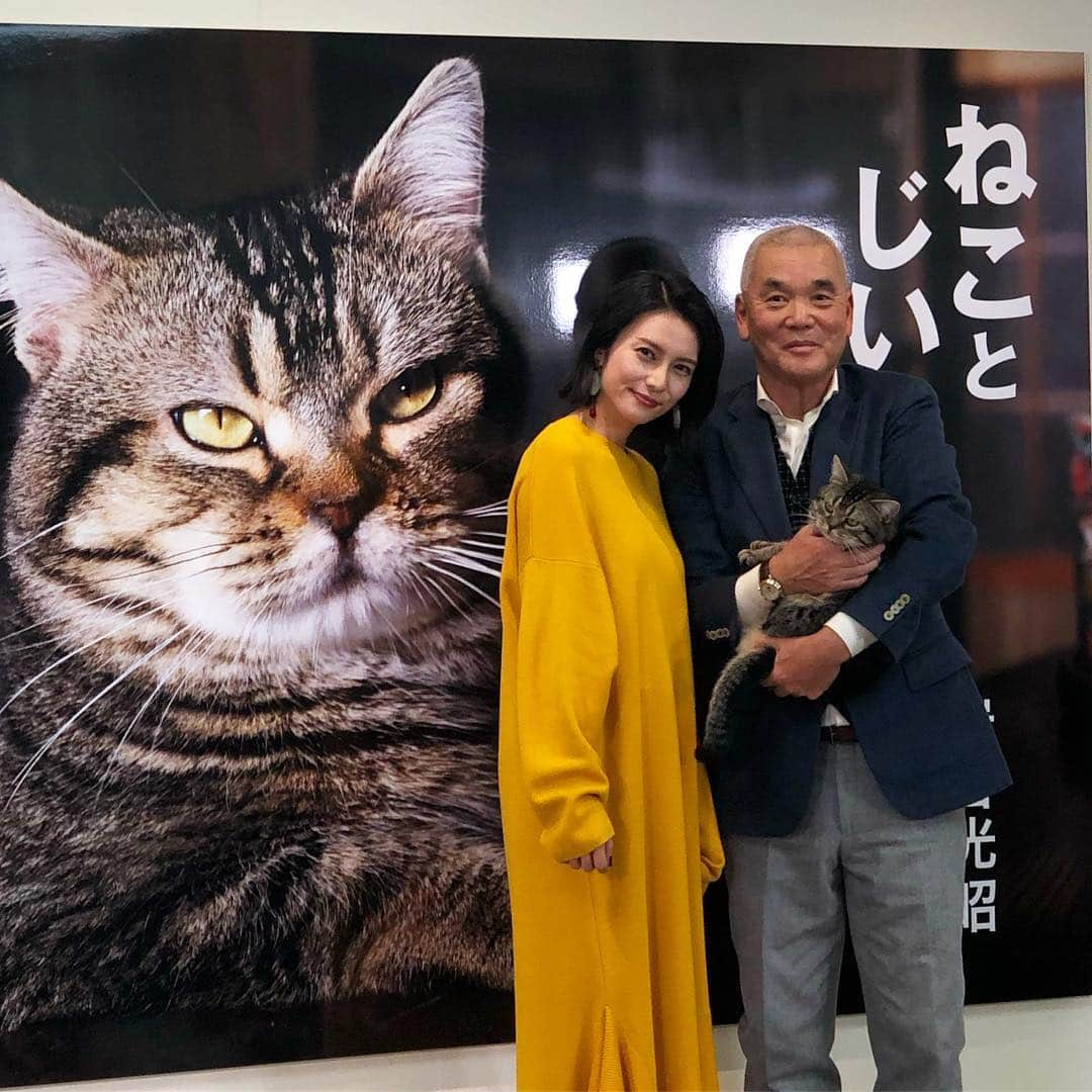 tomokoさんのインスタグラム写真 - (tomokoInstagram)「. 岩合光昭さん監督映画 「ねことじいちゃん」写真展の公開前レセプションに招待していただきました。 . 主演猫のベーコン様登場！堂々たる風格。 柴咲コウさんは猫っぽくて美しかった。 . 写真展は本日から日本橋三越にて。 映画は2月22日猫の日公開です。 . #岩合光昭 #ねことじいちゃん #ねことじいちゃん写真展 #柴咲コウ」1月9日 18時23分 - dora_me0416