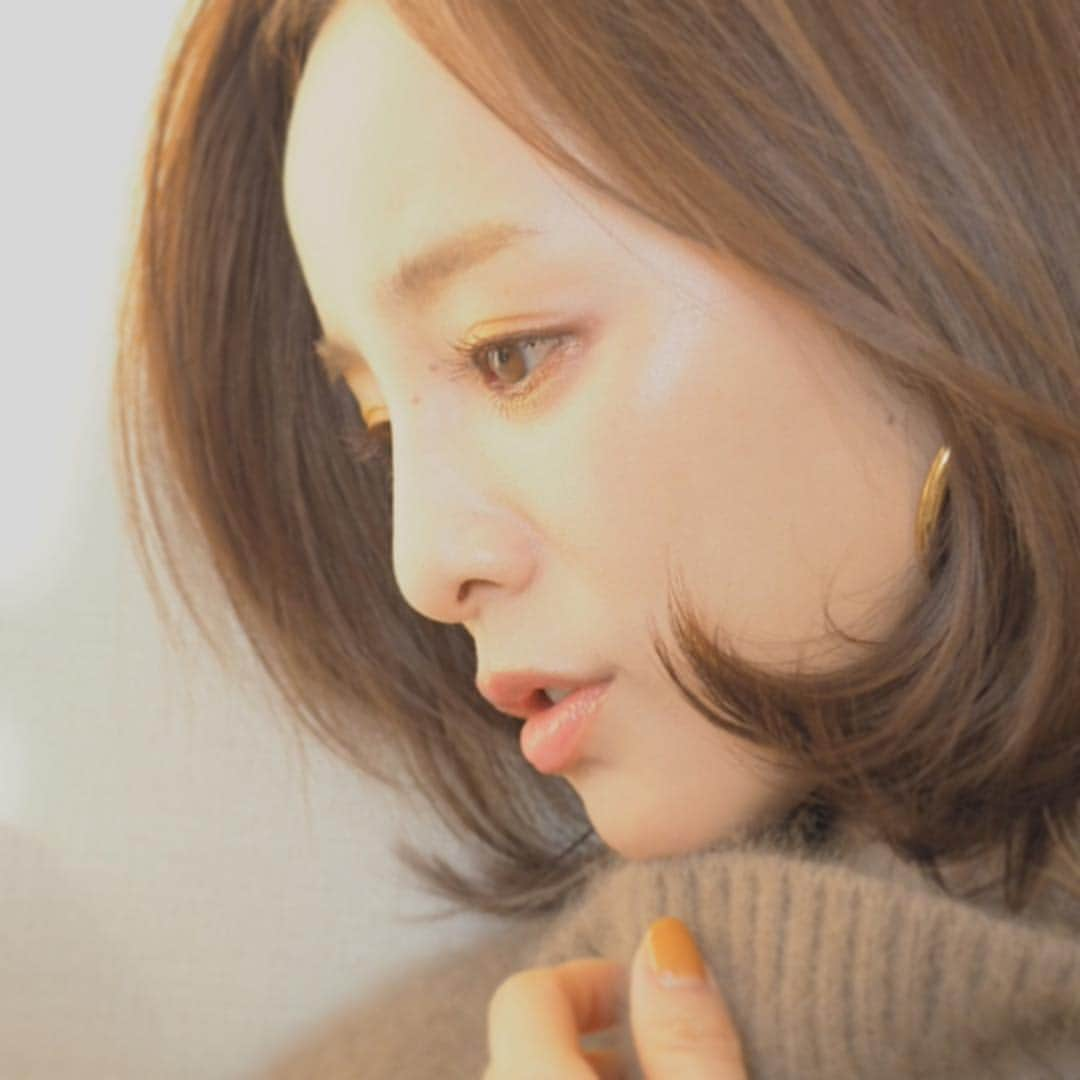 田中亜希子さんのインスタグラム写真 - (田中亜希子Instagram)「冬の服装にもそろそろ飽きがきた頃。 メイクから少し春を始めましょ＾＾ 今年はイエローのアイシャドウ。 ベージュやブラウン、オレンジを愛用されている方なら、意外とすんなり馴染みますよ💛  私はto/oneを使用しています。  #メイク#春メイク#メイクアップ #トーン#toone#コスメキッチン#cosmekitchen#アイシャドウ #リップ」1月9日 18時42分 - akiico