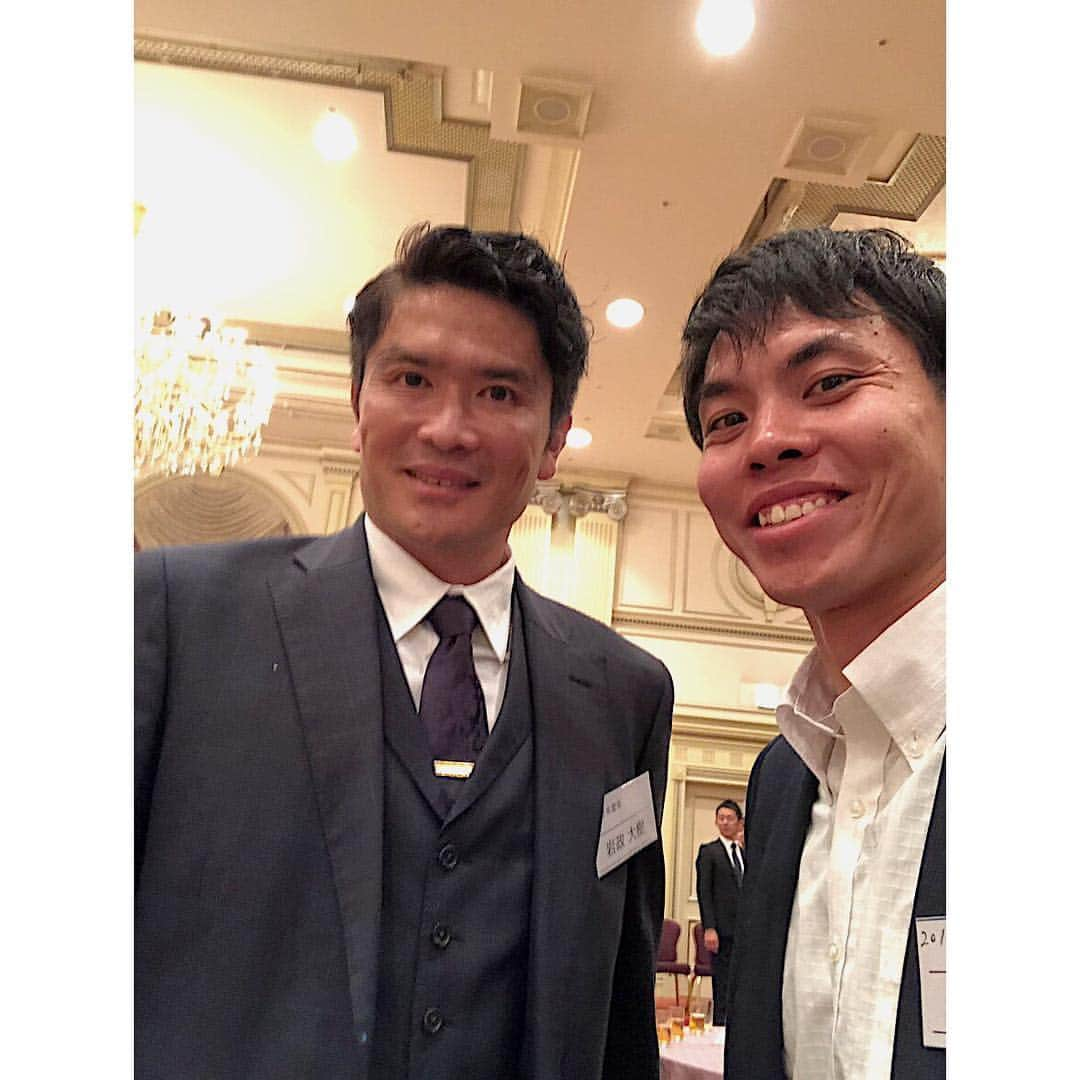 原大悟さんのインスタグラム写真 - (原大悟Instagram)「先日、学芸大学の瀧井先生退官式で。サッカー部すぐ辞めてしまったのですが、同級生のおかげで参加させてもらうことができました。  サッカー部を瀧井先生がどう作ってきたかなど知らない話も。 伝統のあるサッカー部なんだと改めて感じました。  偉大な先輩や後輩の写真もきっちりおさめてきました。やっぱりカッコよかったです。 岩政さんが執筆中の本の内容についても少し教えてもらいました。非常におもしろい内容で、これをどうやって本に書くのか気になって仕方ありません。絶対買います。  #学芸大学 #サッカー部 #瀧井先生 #岩政大樹 #高橋秀人 #茶島雄介 #退官式」1月9日 18時57分 - daigoso