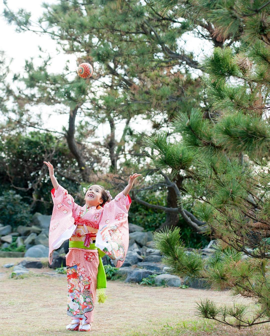 松木里菜さんのインスタグラム写真 - (松木里菜Instagram)「.｡･*. 七五三のデータを先月送っていただきました✨  プロにかかるとこんなに素敵な写真がたくさん撮れるのですね❣️ ほのかの髪飾りはブーケとセットで生花を用意して頂けました🌸 定番の日本髪ですが生花だとまた雰囲気が違ってとっても素敵だったなぁ🥰どれ見ても、とにかく可愛い😍と夫婦で親バカ連発でした❤︎笑  着付けの先生もセンスのいい優しい素敵な方でした❤︎ . ヘアはいつも行ってる美容室で 「いいママに見えるようにお願いします🙏」とオーダー。 見事に叶えてくれました‼︎ いいママに見えますよね⁇😂❣️ . . これからブックになって手元へ届くのですが 仕上がりが楽しみだぁー(*´ー｀*)✨. #七五三#7歳#長女#末っ子がずっと主役をとろうとしてた😅#森戸神社#着物#桂由美 さん . . パパのオフがわからず急なお願いになってしまったにも関わらずプロの方々のおかげで今までで最高の七五三となりました‼︎ . カメラマン @ito___photography .  着付け  @koyuki_kikuchi .  娘と私のヘアセット(七五三撮影パック) @tricca_balcony_hayama  担当 @tricca__kazuya  さん (家族全員お世話になってます🙏). . ありがとうございました🙇‍♀️✨」1月9日 19時09分 - rinamatsuki613