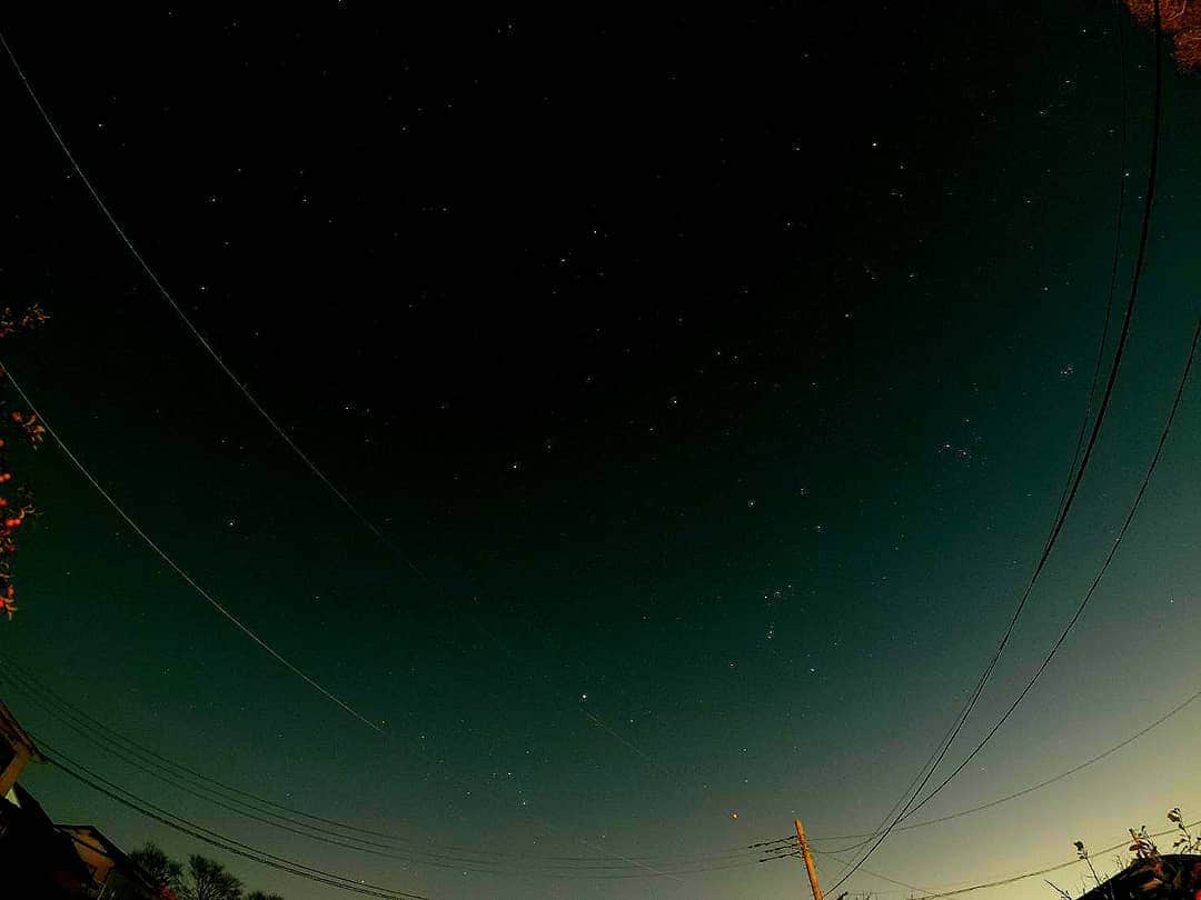 のインスタグラム：「#randompic . . #タイムラプス #nighttimelapse  #連写 . . 端末によっては真っ黒に見えるかもしれませんが… 是非画面を明るくして見てくださいまし😊 . . 寒くても夜空を撮るときは夢中になるぅ！ . #gopro #goprohero5  #hero5 #goproのある生活  #superview #超広角」
