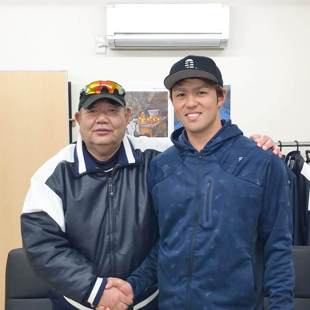 のインスタグラム：「皆さん今年も宜しくお願いします！ 午前中ゴールドジムに行って、若生監督に挨拶して来ました！ 色々と野球の話、面白い話ありがとうございました！ #埼玉栄#埼玉栄野球部#若生正廣監督#木村文紀#4日間お世話になります#土手沿い風ヤバかった」