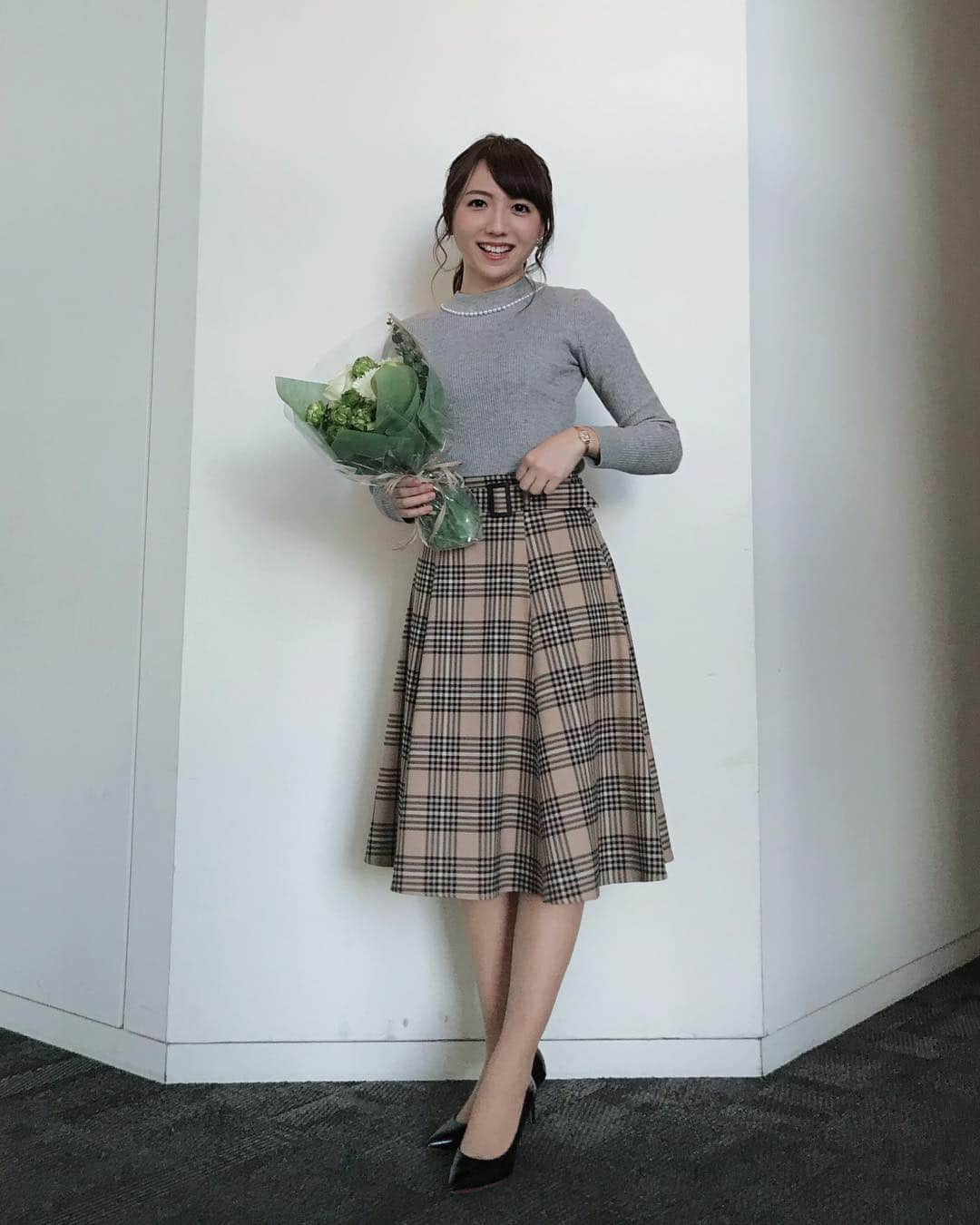 森遥香さんのインスタグラム写真 - (森遥香Instagram)「誕生日お祝いコメントありがとうございました🥺✨ まだ読みきれてなくてすみません💦 明日も #ZIP! ハテナビ担当します🎤 身の回りの買い替え時についてですよー！ 明日もよろしくお願いします🌸 . . 月曜の放送でお借りした衣装です👗 . ▶︎パール付きニット/ @mischmasch_official ▶︎スカート/ @mischmasch_official」1月9日 20時09分 - moriri_h