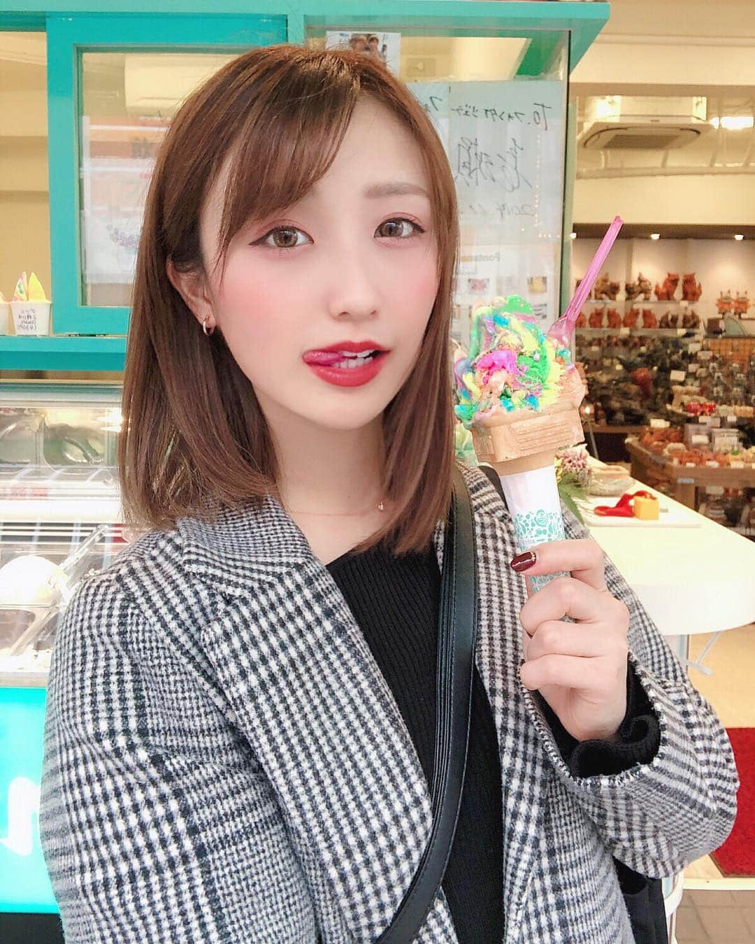 伊藤愛真さんのインスタグラム写真 - (伊藤愛真Instagram)「. 沖縄の投稿🐷 . 27はアンケート結果 大阪に行くことになったお🐷 . ぶひ . 今日食べたもの 朝 なし 昼 牛カルビ 600kcal  飲むヨーグルト 117kcal 夜 今飲みに来てる(あとで計算する) . . あとでまた有酸素運動しにいこーっと🤪」1月9日 20時05分 - __emagram