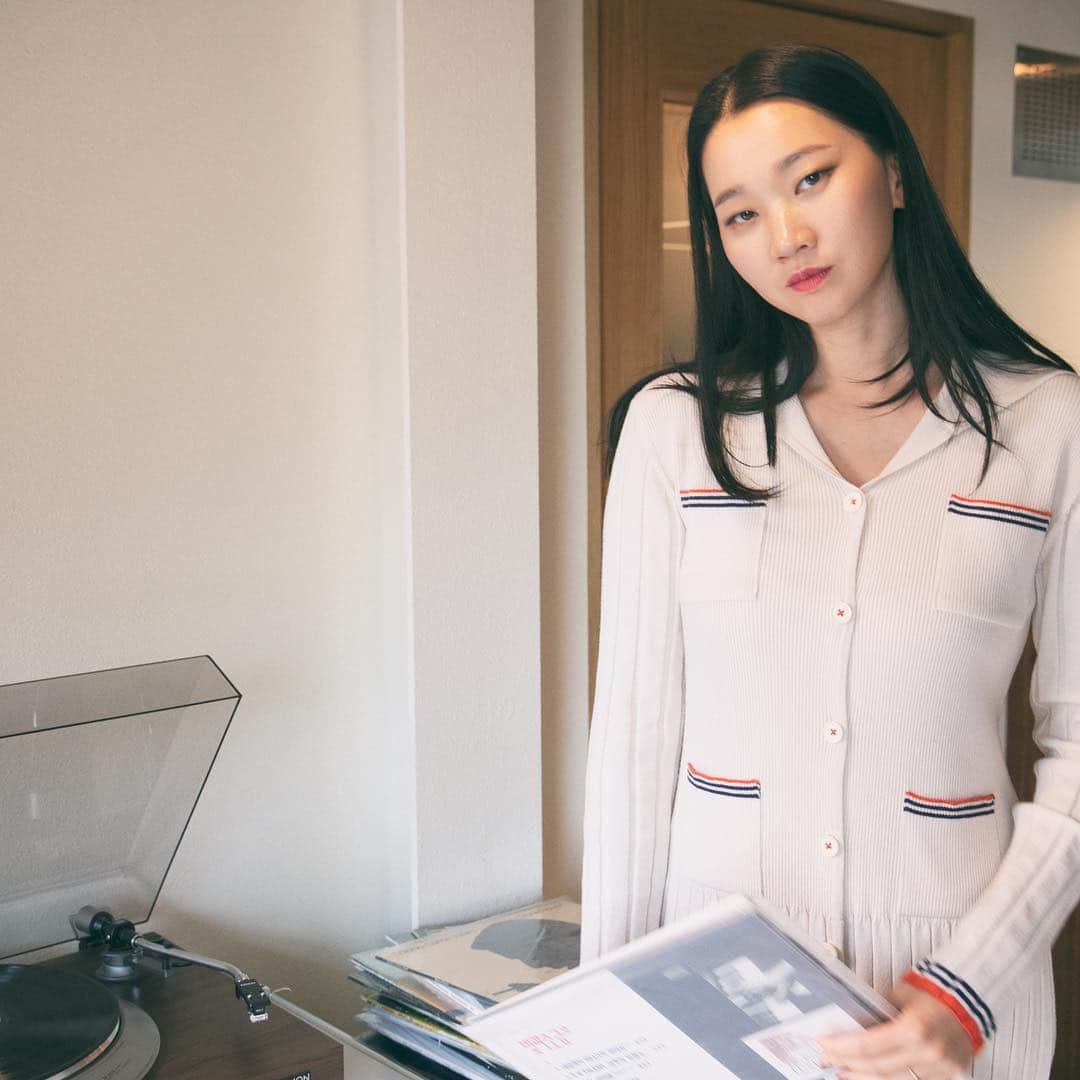 チャン・ユンジュのインスタグラム：「저희 부부의 감성과 취향을 담아. 카페를 오픈 했어요. @cafe_trvr #trvr 가끔 쉼이 필요할 때.  음악 들으며 커피 향에 잠시 취하고 싶을 때.  언제든지 놀러 오셔요. ☺️💛🍁 _ 1층은 카페. 2층은 @trvr.cc 쇼룸. 날씨 좋은 때는 루프탑도 카페로 오픈 한답니다.  그리고 아쉽지만 주차 공간은 없습니다.  _ #저도자주간다는사실은안비밀ㅋㅋ #이태원동207_32번지 _ 인물사진은 @raonbitgrim 의상은 @eenk_official」