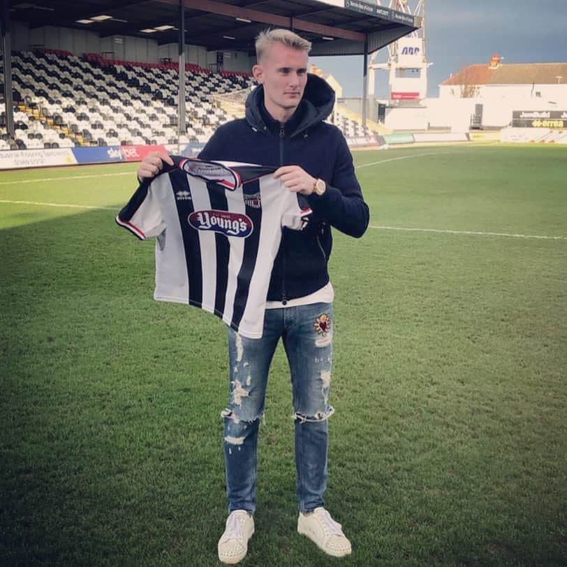 ルドゥウィッグ・オーマンのインスタグラム：「Happy to sign for The Mariners! Thanks for the warm welcome! @officialgtfc」