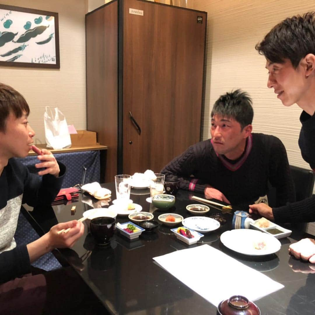 池添謙一さんのインスタグラム写真 - (池添謙一Instagram)「今日は幸先輩とご飯に行ってきました🍽 2月復帰を目指してリハビリ頑張ってます‼️ もっと時間がかかるって聞いてたのに…不死身か！(◎_◎;) とにかく元気でよかったし復帰を楽しみに待ってます‼️ #幸英明 #西谷誠 #ビタミンSお兄ちゃん #池添謙一 幸先輩とまこちゃんゴルフの話ばっかり笑笑」1月9日 21時56分 - kenchan.0723