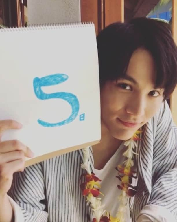 中川大志 のインスタグラム：「もう5日寝ると、、写真集『maka hou』の発売日🤩✨ #はたちの大志 #中川大志 #写真集 #hawaii #はたち #makahou #holoholo」