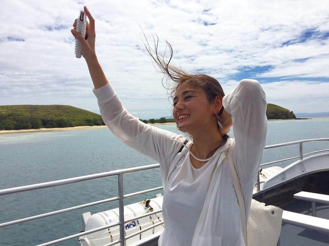 片山萌美さんのインスタグラム写真 - (片山萌美Instagram)「船出。 髪の毛遊ばれてる。笑  #ワールドツアー完璧map  #フィジー編  #bsフジ  #ありがとう #片山萌美」1月9日 22時51分 - moet_mi