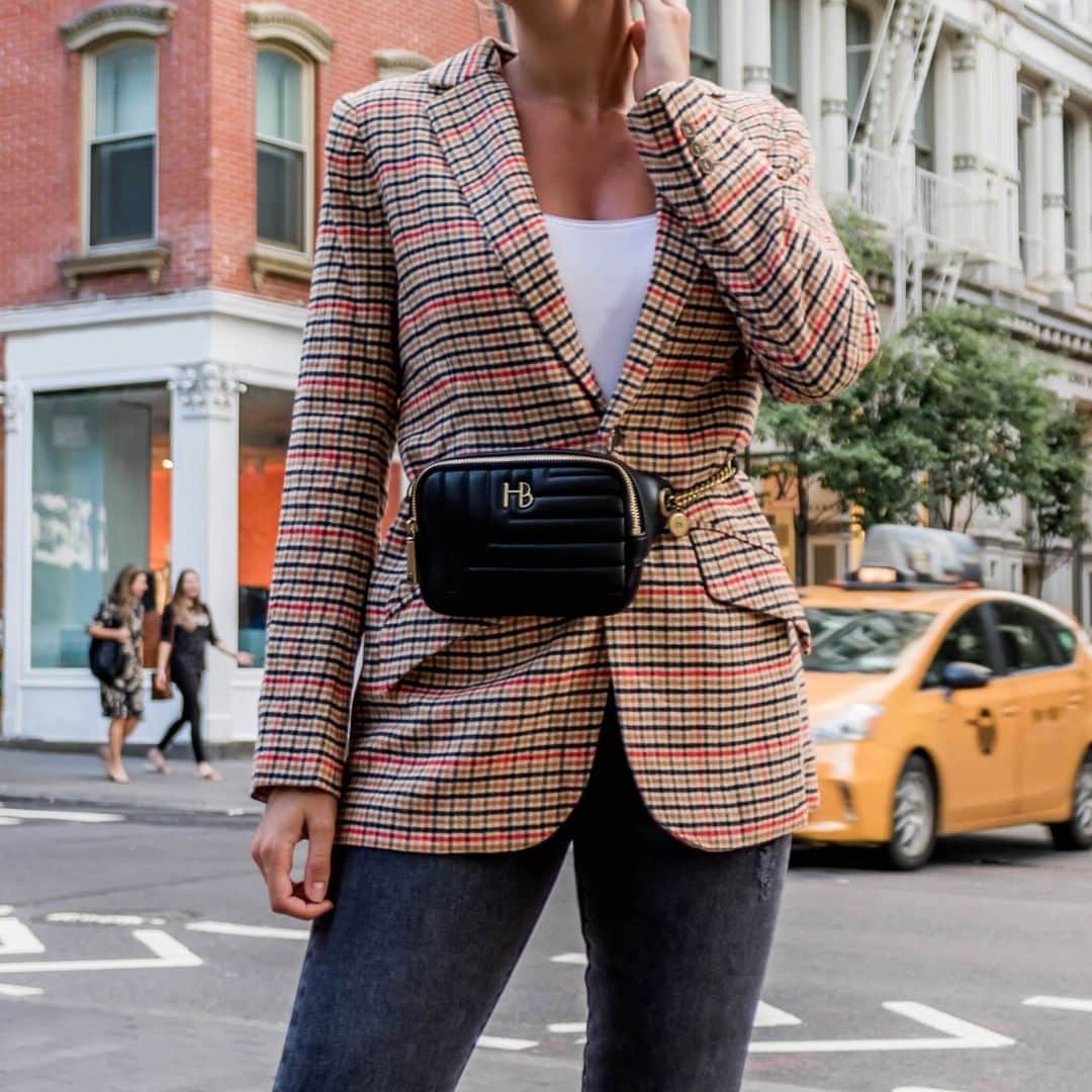 ヘンリベンデルのインスタグラム：「Attached at the hip and forever in our hearts. 💛 #Shop the styles you #love at our best. prices. ever. with up to 60% off our entire store. 📷: @brokersandbags」