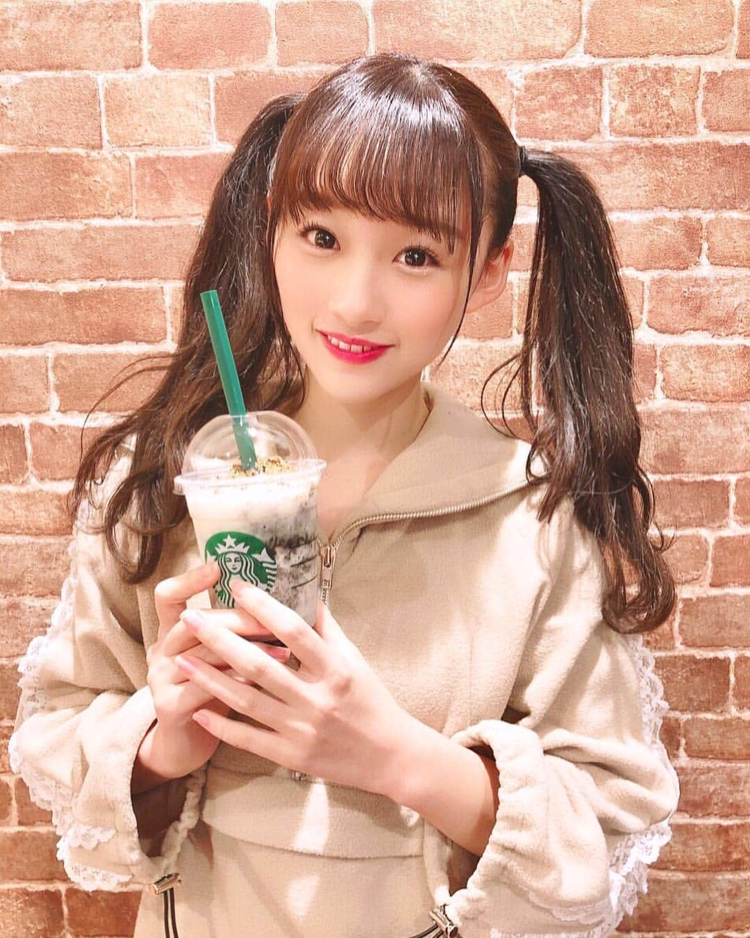 音嶋莉沙さんのインスタグラム写真 - (音嶋莉沙Instagram)「スタバの #ゴマゴマゴマフラペチーノ 飲んだ😊﻿ めっちゃゴマだったけど、美味しかった💕﻿ スタバの新作は、出たら毎回飲んじゃう💭﻿ ﻿ 👗Risaコーデ👗﻿ tops❤︎ ︎ @bubblestokyo﻿ ﻿ 高めのツインテールが好評だったから﻿ やってみた🎀﻿ まだ似合ってるかな🤔💭﻿ ﻿ ﻿ #スタバ #スタバ新作 #高めツインテール﻿ #ツインテール #バブルス #私服 #Risaコーデ」1月9日 23時32分 - otoshima_risa