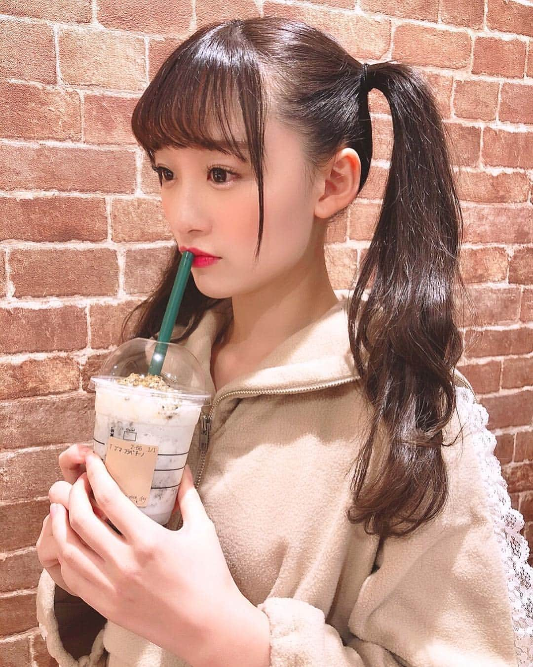 音嶋莉沙さんのインスタグラム写真 - (音嶋莉沙Instagram)「スタバの #ゴマゴマゴマフラペチーノ 飲んだ😊﻿ めっちゃゴマだったけど、美味しかった💕﻿ スタバの新作は、出たら毎回飲んじゃう💭﻿ ﻿ 👗Risaコーデ👗﻿ tops❤︎ ︎ @bubblestokyo﻿ ﻿ 高めのツインテールが好評だったから﻿ やってみた🎀﻿ まだ似合ってるかな🤔💭﻿ ﻿ ﻿ #スタバ #スタバ新作 #高めツインテール﻿ #ツインテール #バブルス #私服 #Risaコーデ」1月9日 23時32分 - otoshima_risa