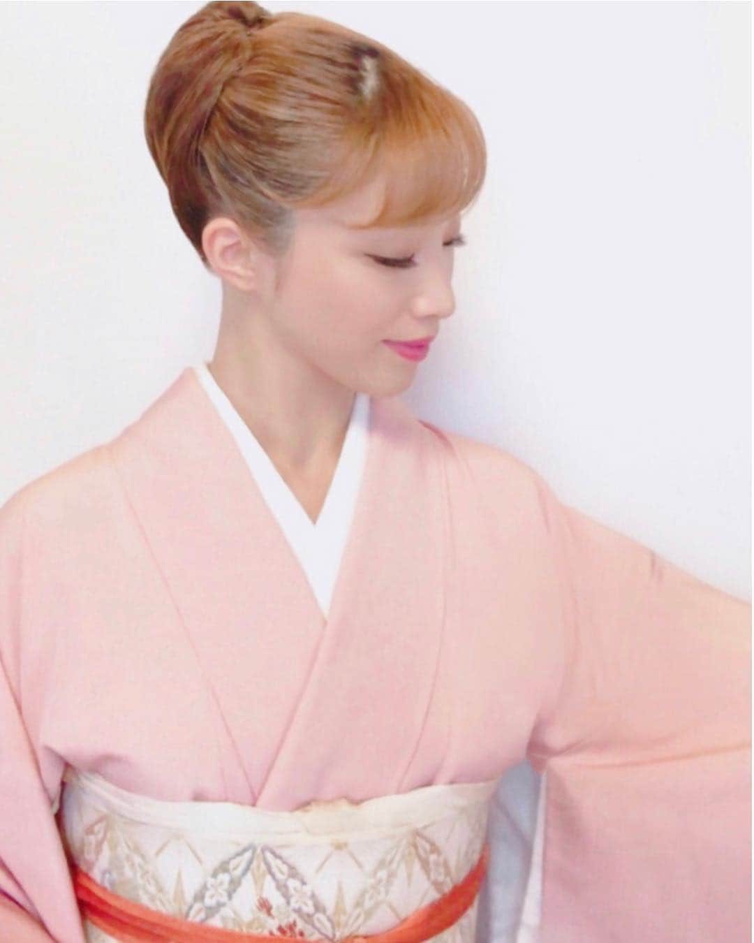 愛風ゆめさんのインスタグラム写真 - (愛風ゆめInstagram)「👘🌅💕 今年は、着物を着る事が多くなりそう🎶 ＊ #着物 #和服 #kimono #オフショット #お正月 #一月 #今年もよろしくお願いします ❤️」1月10日 0時06分 - yume_aikaze