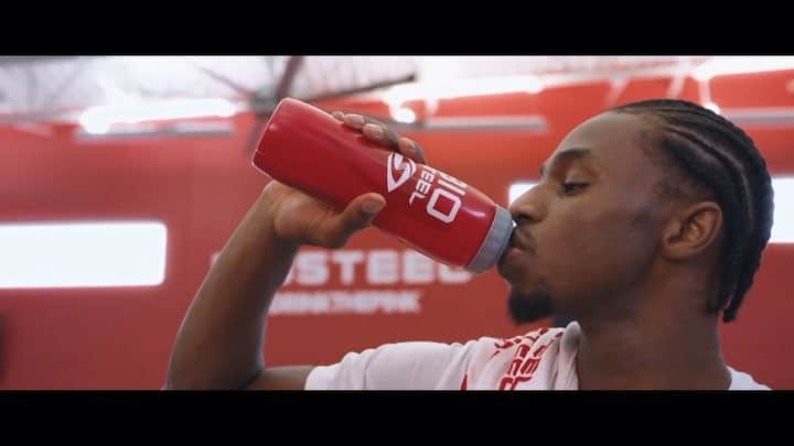 アンドリュー・ウィギンスのインスタグラム：「BioSteel had been sponsoring my AAU teams since I was 14 years old. The day I turned pro my team reached out to @BioSteelSports to enquire about an endorsement deal – staying true to my roots has always been important to me. Before I knew it the BioSteel team was at my elementary school filming a commercial spot with me, while my Dad and brother @wiggys__world world were shooting around telling stories from our childhood. From day one my favourite product has been the original #DrinkThePink, but recently I’ve stated to warm up to the Blue Raspberry flavour. I grew up in a household where nutrition was an important part of my life – some things never change. #ItsJustTheTruth」