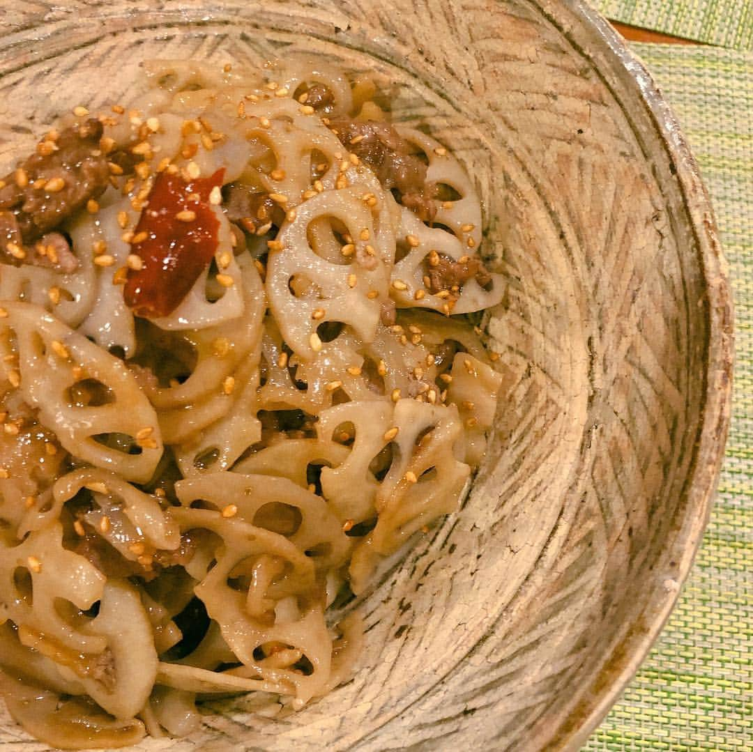 早見優さんのインスタグラム写真 - (早見優Instagram)「シャキシャキ感が最高！ Love this stir fry of lotus root and beef with a little bit of shoyu, mirin, and sugar! #lotusroot #蓮根 #japanesefood #和食 #和食はホッとします #myfavoritedish」1月10日 7時23分 - yuyuhayami