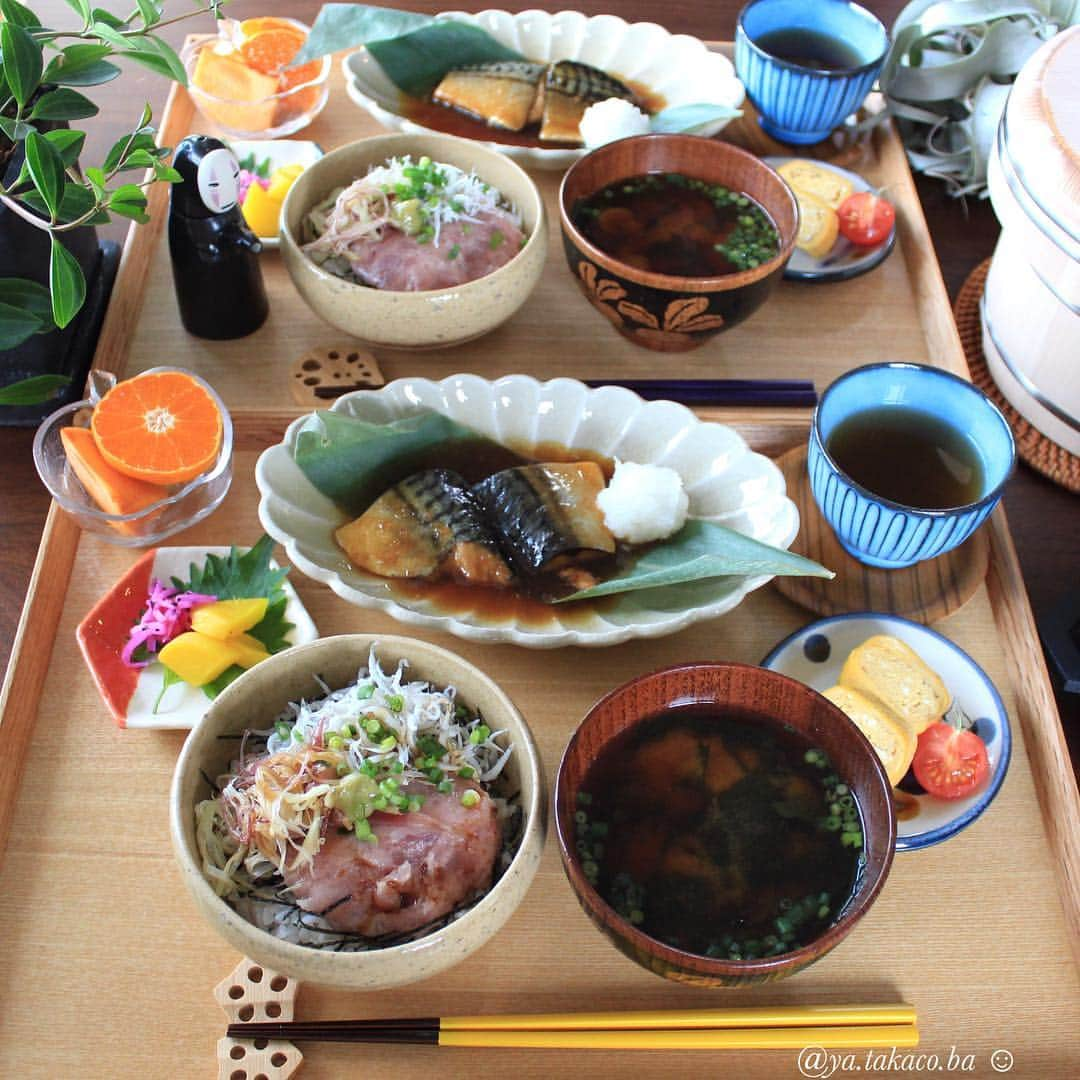 takakoのインスタグラム：「ネギトロ丼で朝ごはん🥢 ・ ・ ネギトロ丼 鯖のみぞれ煮 卵焼き 味噌汁 ・ ・ ネギトロ丼にはシラスと 塩揉みした茗荷をトッピング。 醤油にごま油タラーリかけるのが、 最近推しの食べ方🥢😋 ・ ・ 今日は娘をパパに預けて、友達と映画🎞 友達と映画観に行くって何年ぶりだ⁉︎ 軽く10年超えてるわ…😂 というわけでめっちゃ楽しみ❤︎ 行ってきます🎞 ・ ・ ・ #朝ごはん #うちごはん #おうちごはん #ネギトロ丼 #ネギトロ #ネギトロ丼定食 #さばのみぞれ煮 #macaroni #delistagrammer #morning #朝食 #ouchigohan #暮らし #マンション暮らし #暮らしを楽しむ」