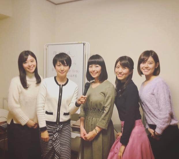 のインスタグラム：「セントフォースカレッジ講師の皆さんと❤️🧡💛💚💙 模擬授業をしたりテキストの改訂を重ねたり…事務局長を中心に講師で集まり綿密な最終調整をしています。 時間を合わせて集まるのは大変ですが、とにかく楽しいメンバーなので笑いが絶えず、、 みんなそれぞれにアナウンサーという仕事に真摯に向き合ってきたため熱い議論も絶えず、、 いつもあっという間に時間が経ってしまいます🤭笑 いよいよ来週、開校です！ １期生の皆さん、一緒にスタートできるのを楽しみにしています❣️ #セントフォース #セントフォースカレッジ #アナウンススクール #スターティングメンバー 左から #上杉桜子 ちゃん #石山愛子 さん  #島ひとみ さん  #竹村優香  #久下真以子 ちゃん」