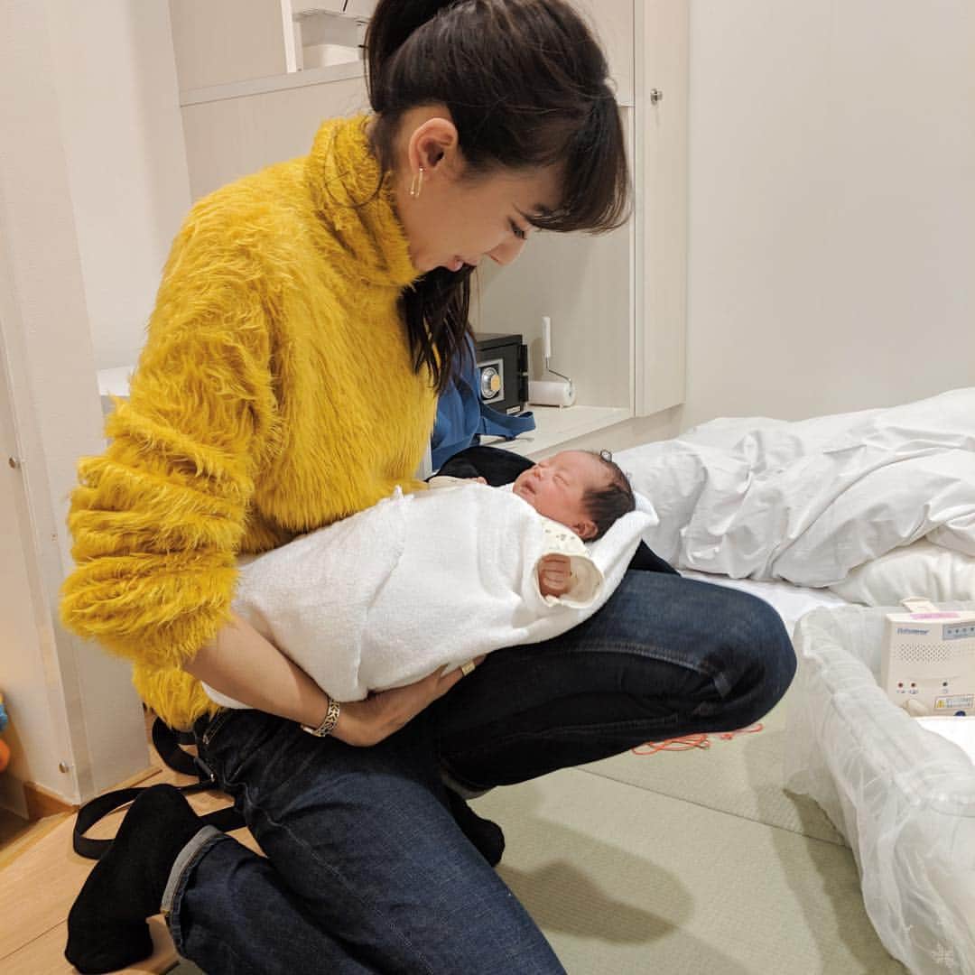 生野優子のインスタグラム：「こんな可愛い生き物初めて見た。 弟夫婦が私の人生の幸せな瞬間をたくさん作ってくれています。 叔母になりました！」