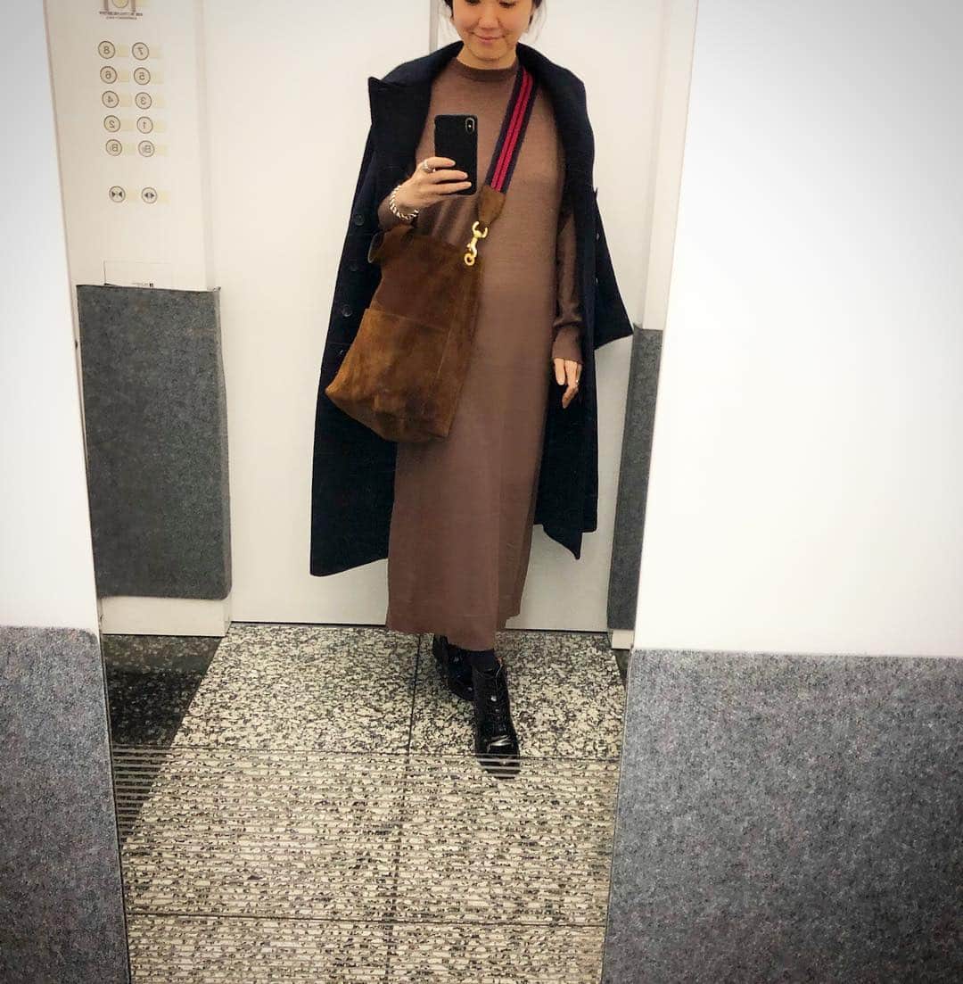 東原妙子さんのインスタグラム写真 - (東原妙子Instagram)「仕事始め 極寒の地から帰国したてなもので、東京がちっとも寒くない😗ロングのピーコートも着たり脱いだり。 #brown×#navy#onepiece#aton#bag#jandmdavidson#peacoat#auralee#boots#saintlaurent#thootd」1月10日 20時39分 - taekohigashihara