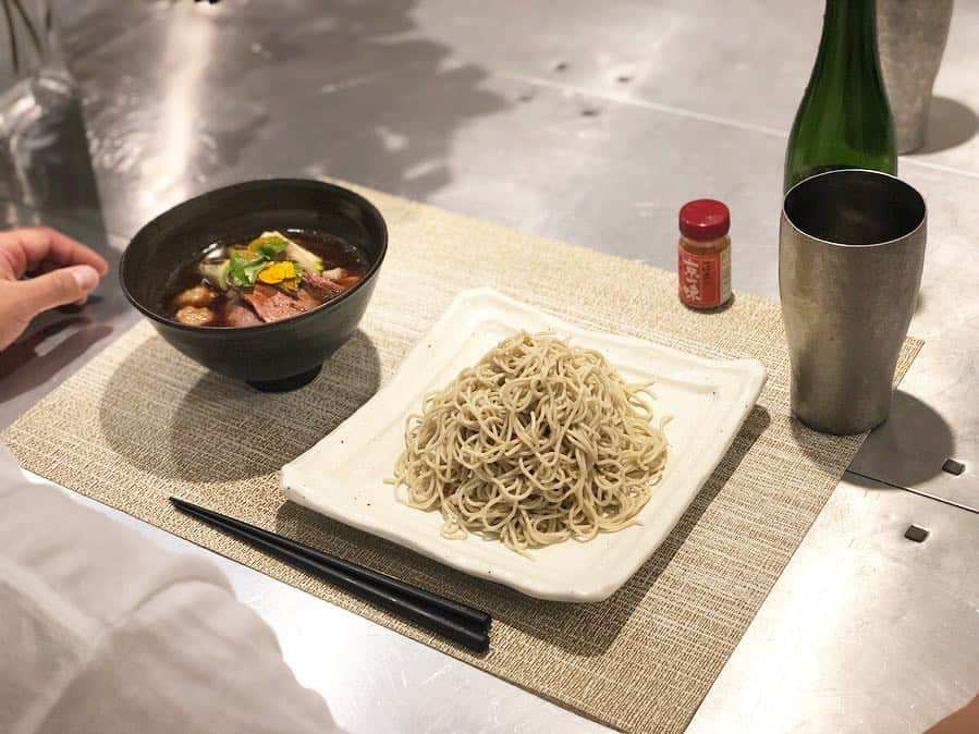 神崎恵さんのインスタグラム写真 - (神崎恵Instagram)「小腹がすいたときや夜食に。 パパッと作れて、するするっと食べられるもの。そして、食べ終わったあとに「ふぅ〜っ」と温かい気持ちになるもの。 鴨のつみれで風味をだしたお蕎麦。 上にのせる鴨はかたくならないよう、さっとくぐらせるくらいで。 大人は冷たいお蕎麦を熱々のつゆにつけながら。 息子たちは温かいお蕎麦で。 一味をかけて。 #夜食 #小腹がすいたときに #鴨スライス と #鴨つみれ は冷凍保存 #ストーリーズ にもいろいろあげてます」1月10日 20時44分 - megumi_kanzaki