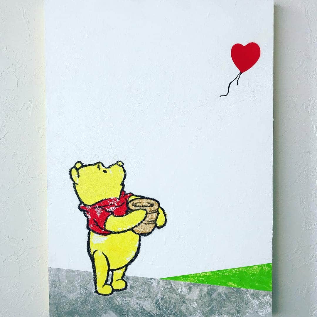 のインスタグラム：「LOOTONE Artwrok 2018 'Pooh & Banksy'  Size:B3(364mm×515mm) 「あれ…あの風船は…」 この作品へのお問い合わせは ガレリア・グラフィカ(銀座)まで。 Contact this artwork www.galleriagrafica.com」